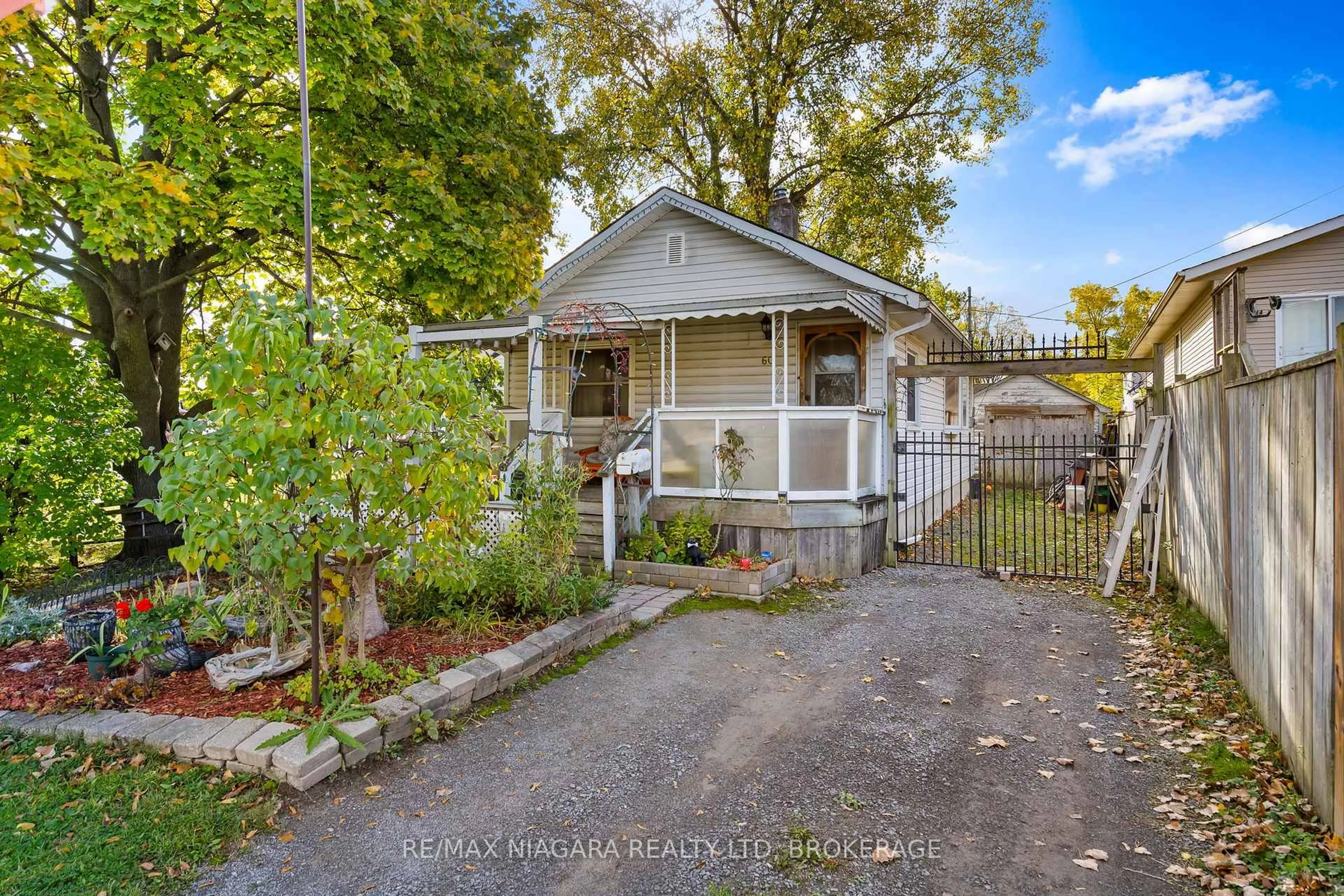 A pic from outside/outdoor area/front of a property/back of a property/a pic from drone, street for 60 Rosedale Ave, St. Catharines Ontario L2P 1Y7