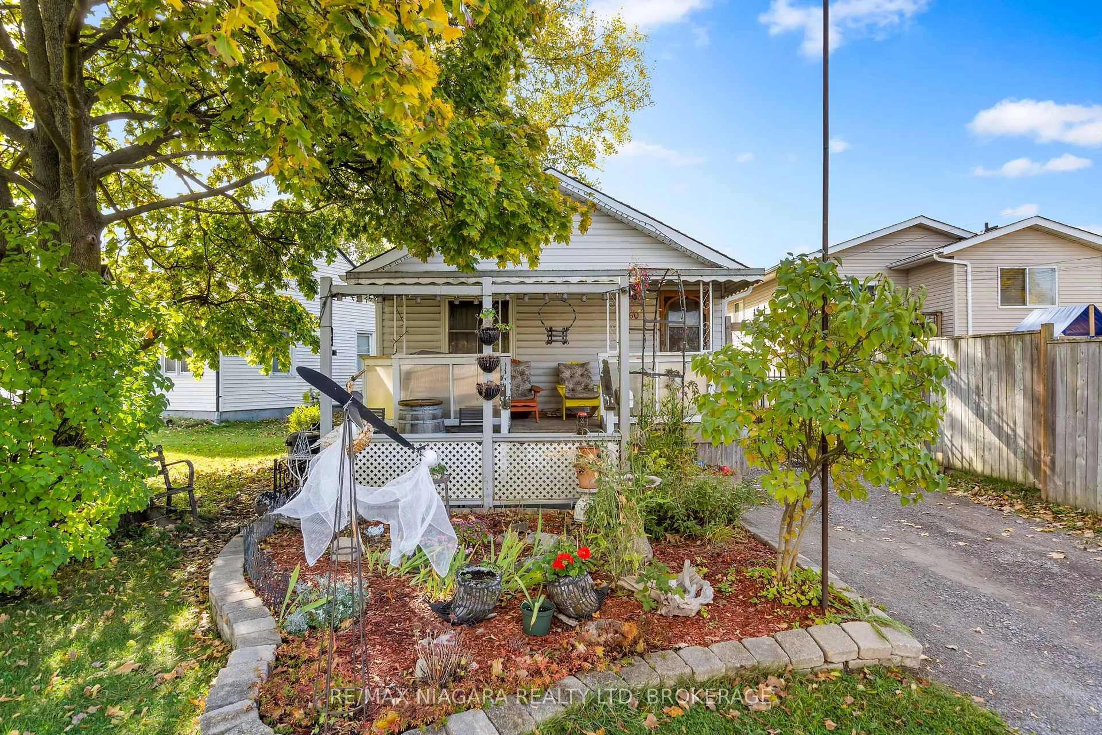 Patio, street for 60 Rosedale Ave, St. Catharines Ontario L2P 1Y7