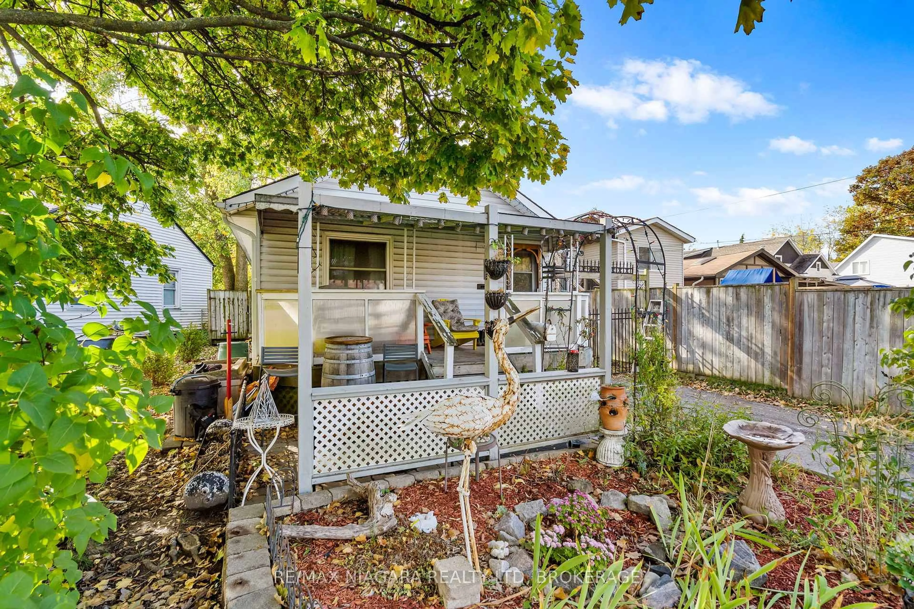 Patio, street for 60 Rosedale Ave, St. Catharines Ontario L2P 1Y7