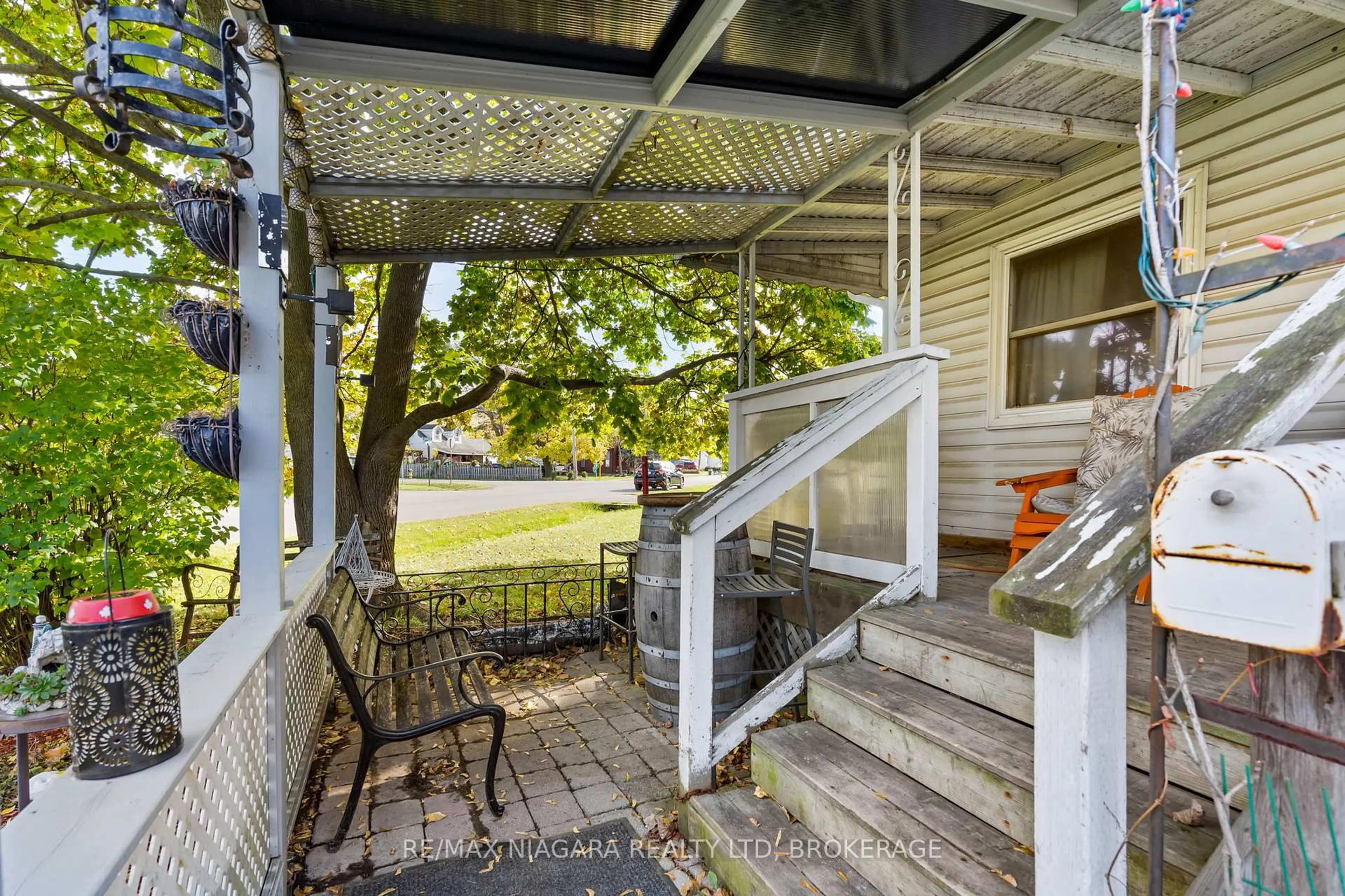 Patio, street for 60 Rosedale Ave, St. Catharines Ontario L2P 1Y7