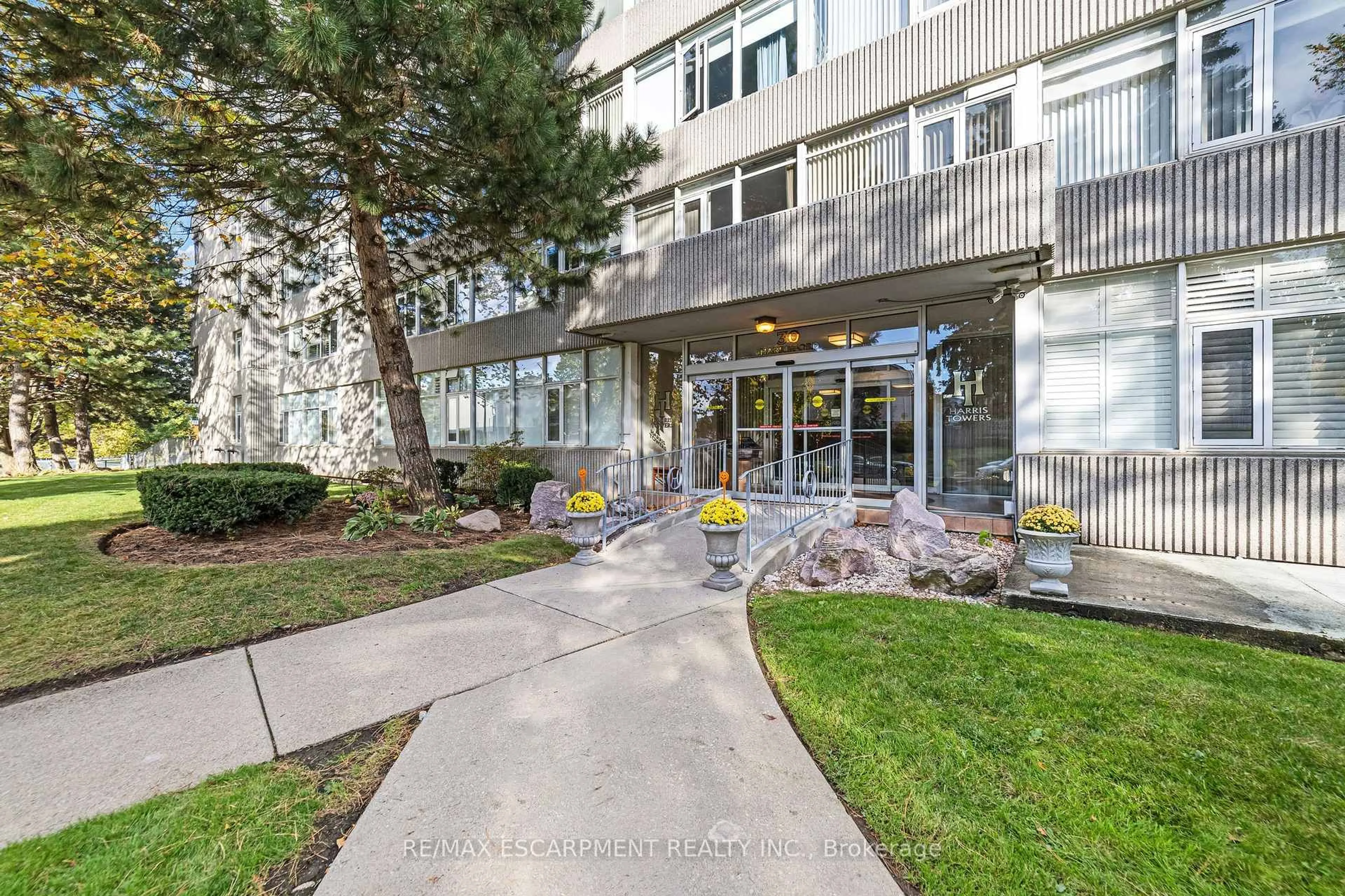 Indoor foyer for 30 Harrisford St #1104, Hamilton Ontario L8K 6M9