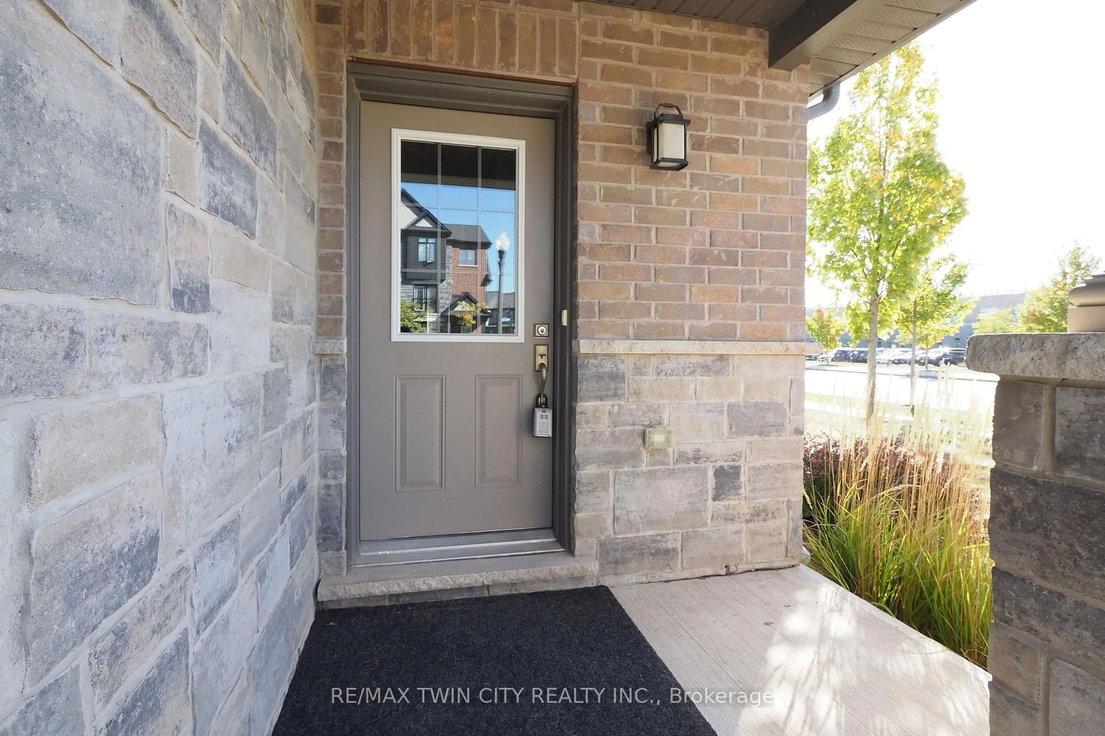 Indoor entryway for 181 South Creek Dr, Kitchener Ontario N2P 0E1
