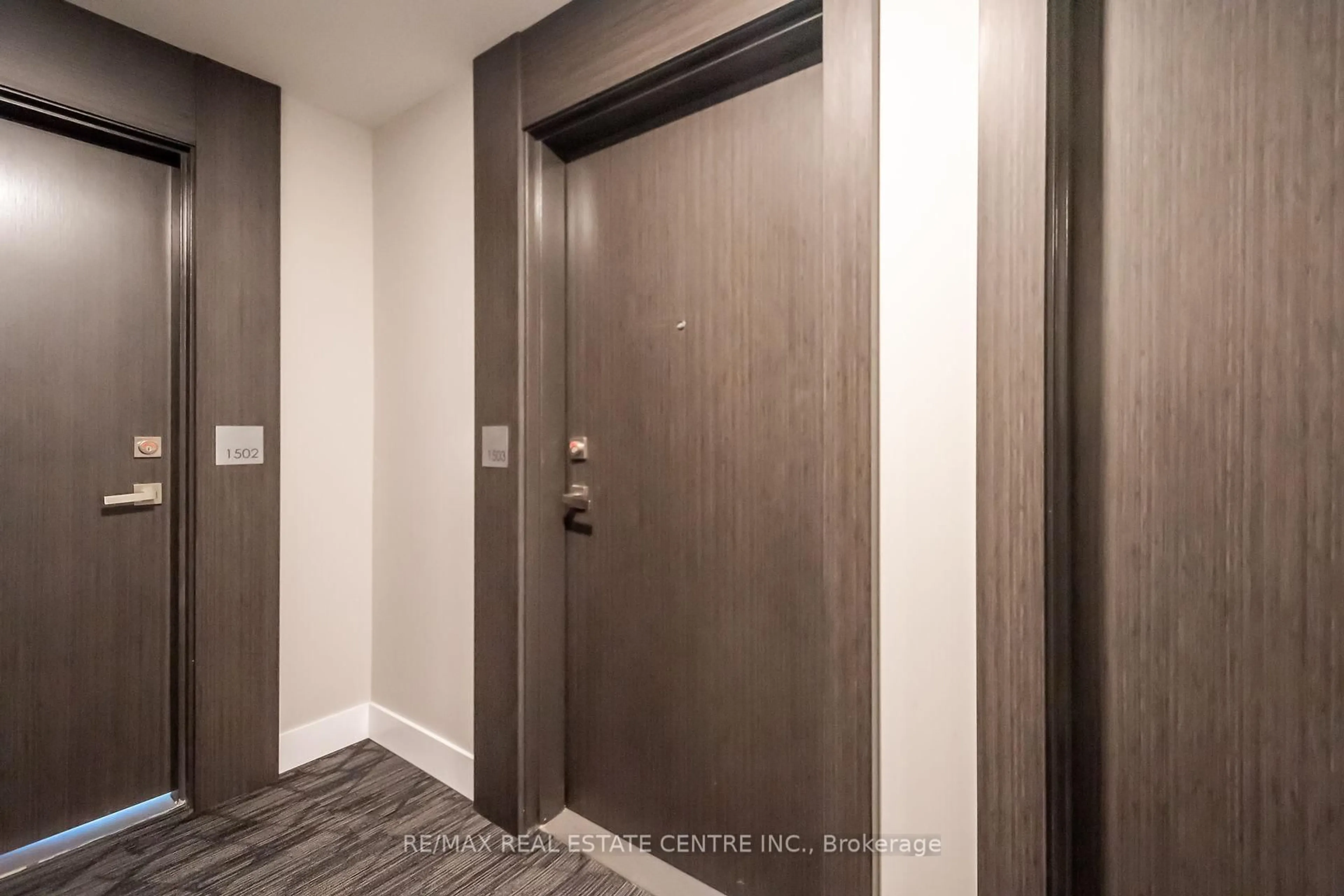Indoor entryway for 15 Queen St #1503, Hamilton Ontario L8P 3R6