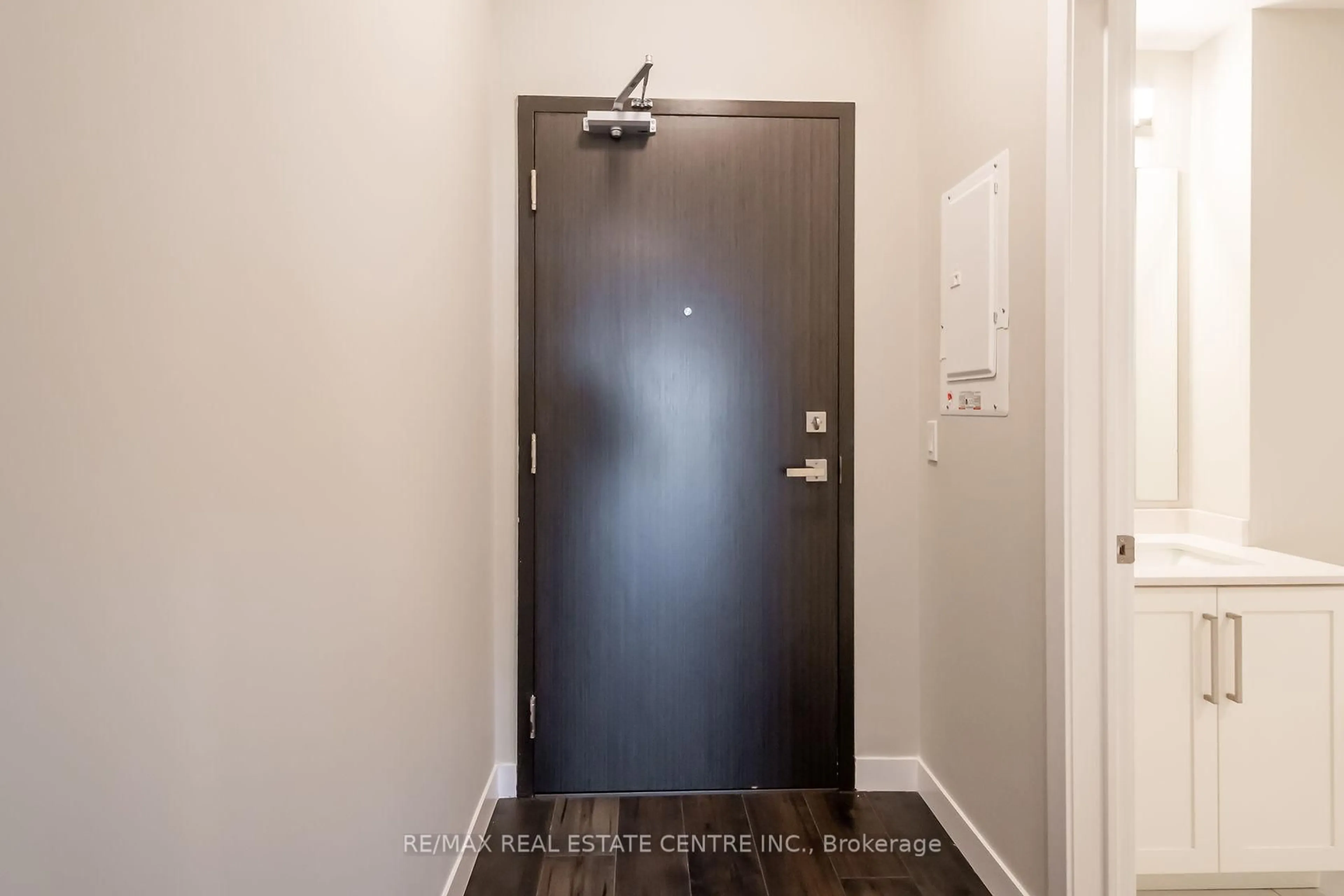 Indoor entryway for 15 Queen St #1503, Hamilton Ontario L8P 3R6
