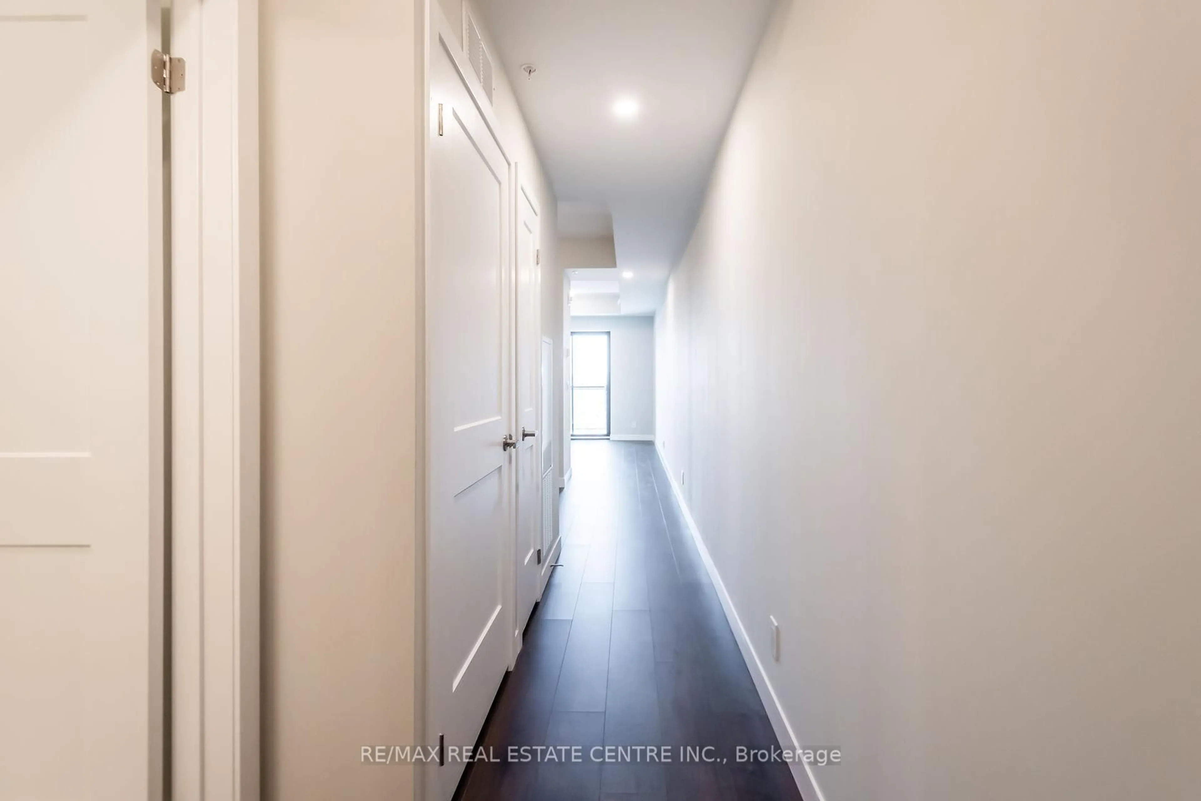 Indoor entryway for 15 Queen St #1503, Hamilton Ontario L8P 3R6