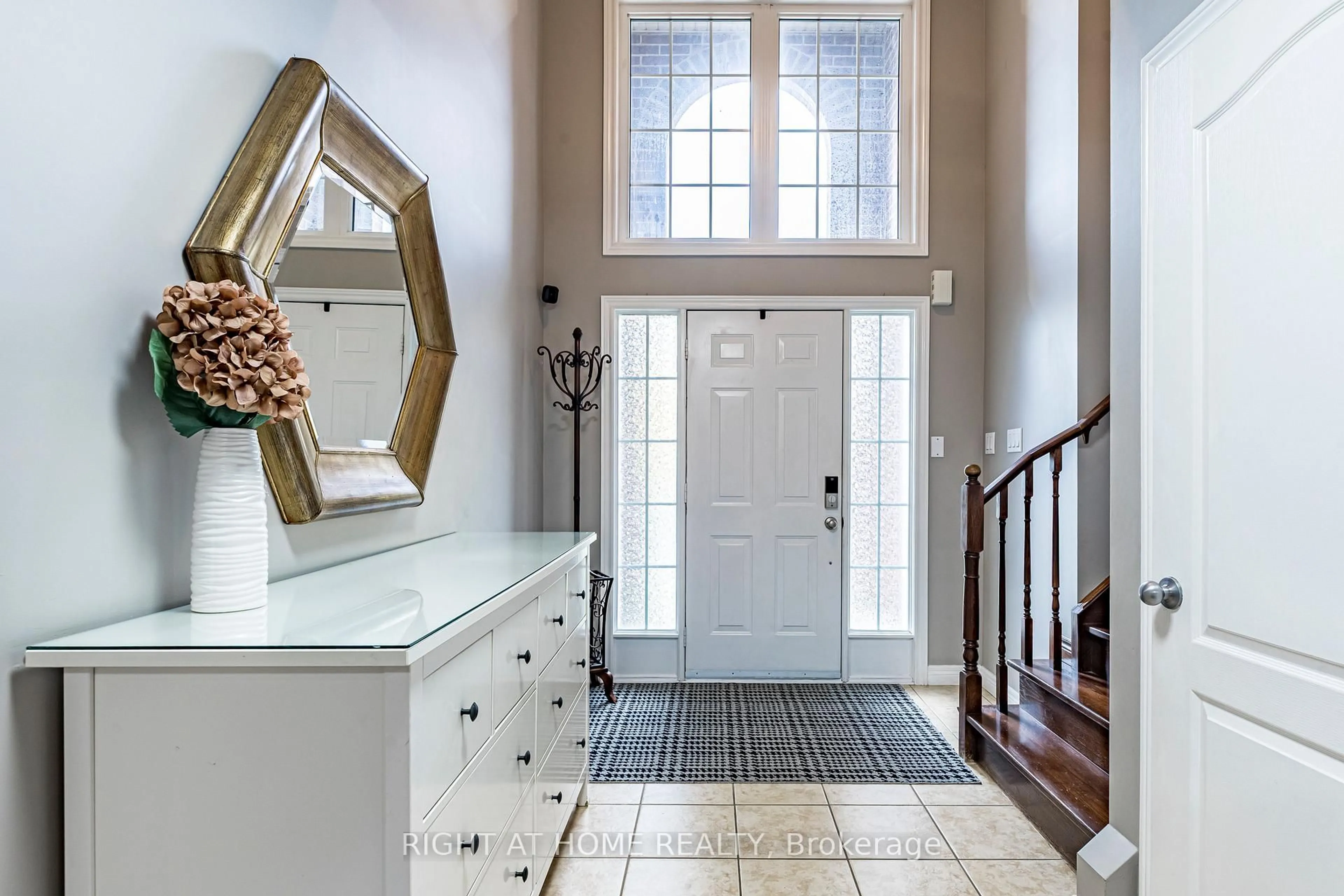 Indoor entryway for 28 Springbreeze Hts, Hamilton Ontario L8E 0A4