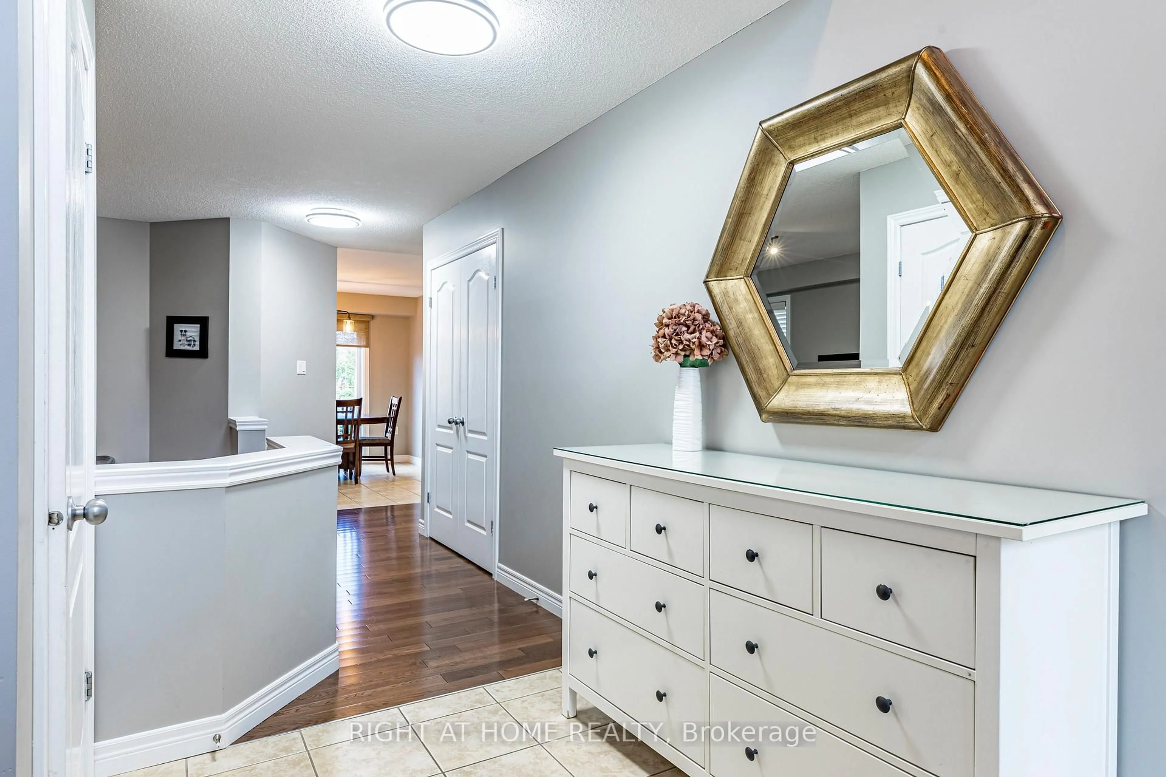 Indoor entryway for 28 Springbreeze Hts, Hamilton Ontario L8E 0A4