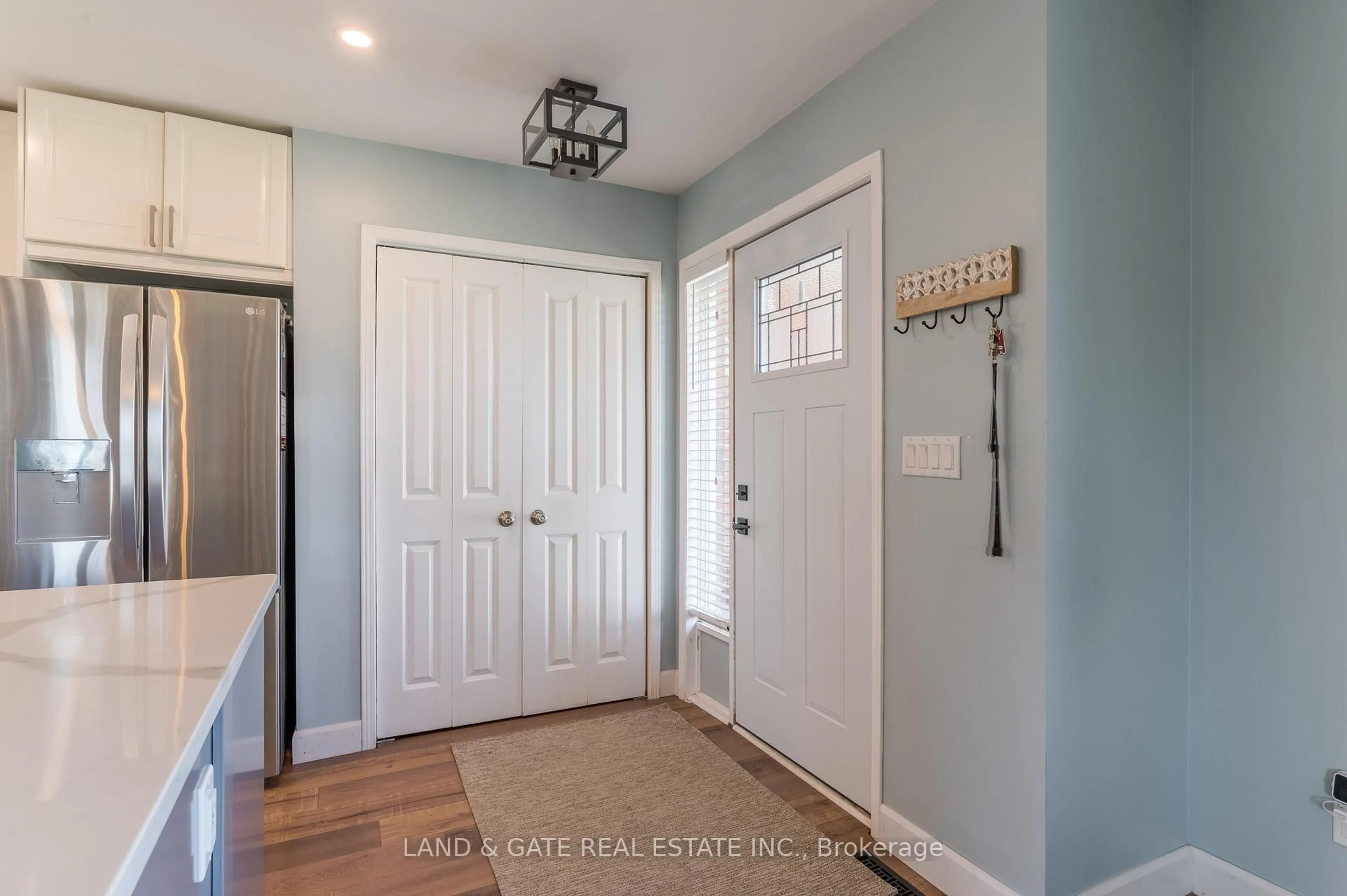 Indoor entryway for 25 Hewson Dr, Port Hope Ontario L1A 4C8