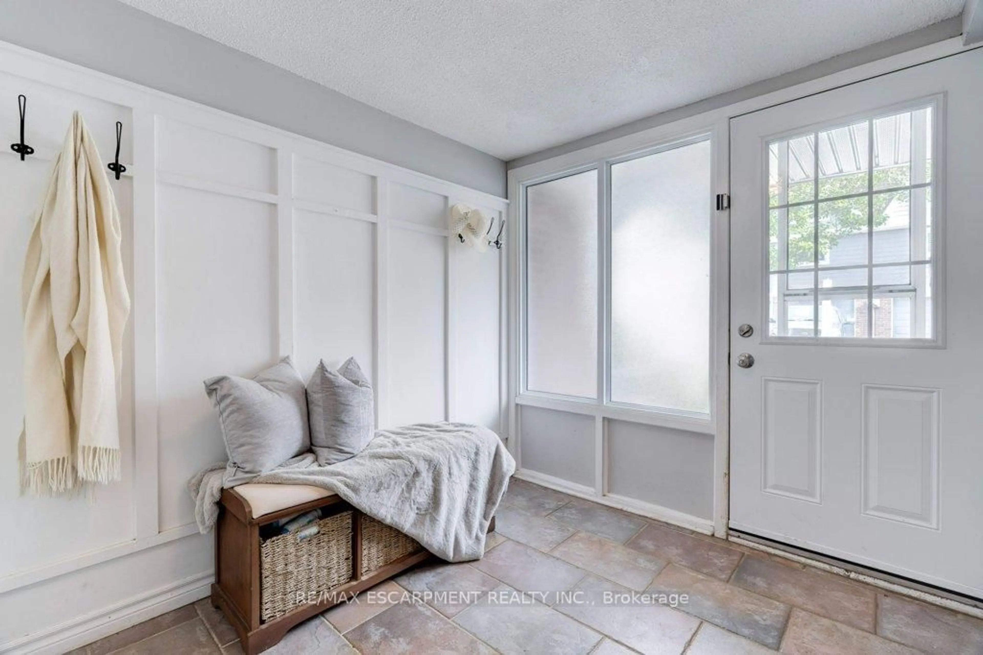 Indoor entryway for 4 Trudy Crt, Hamilton Ontario L9H 5P7