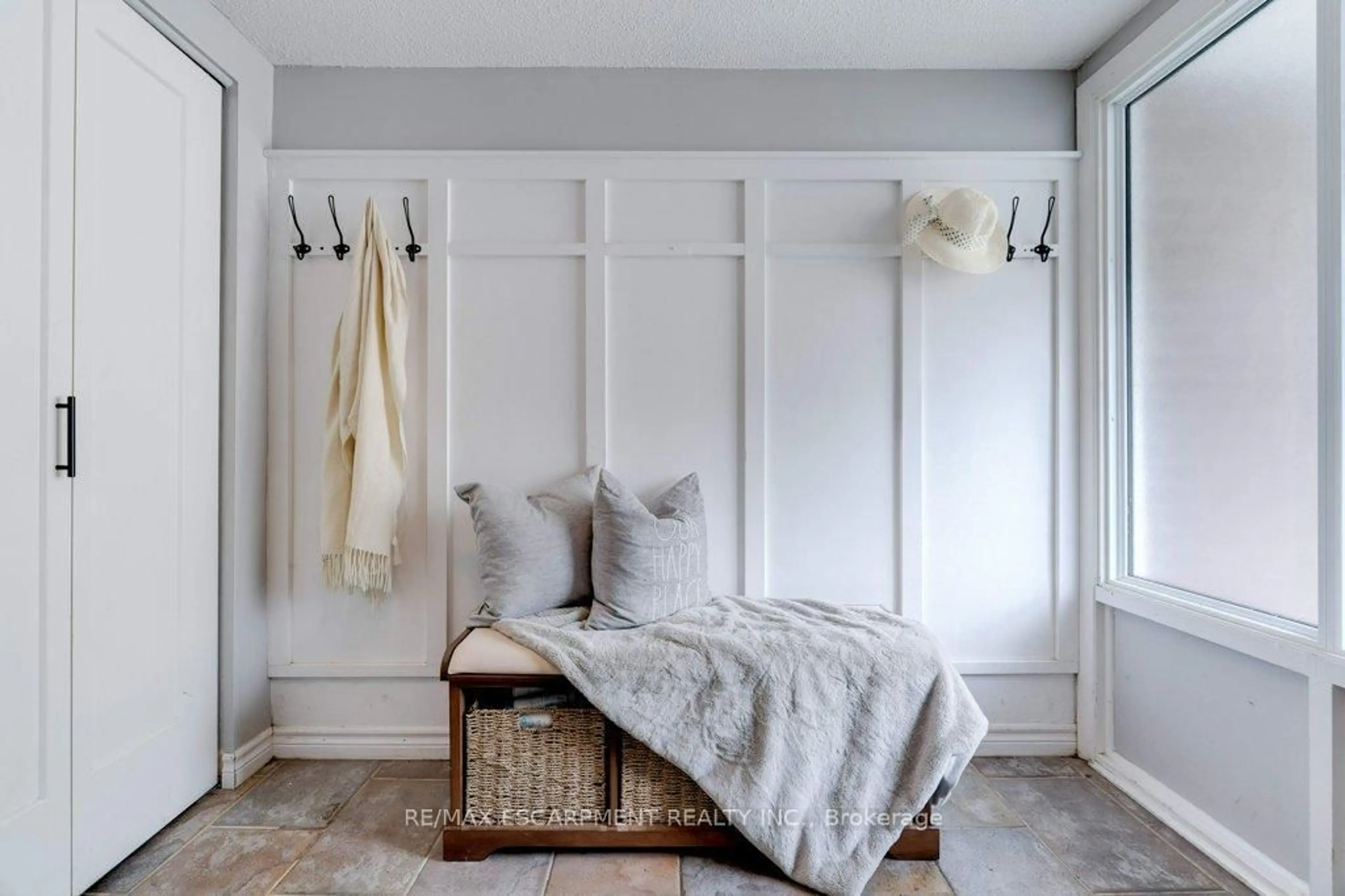 Indoor entryway for 4 Trudy Crt, Hamilton Ontario L9H 5P7