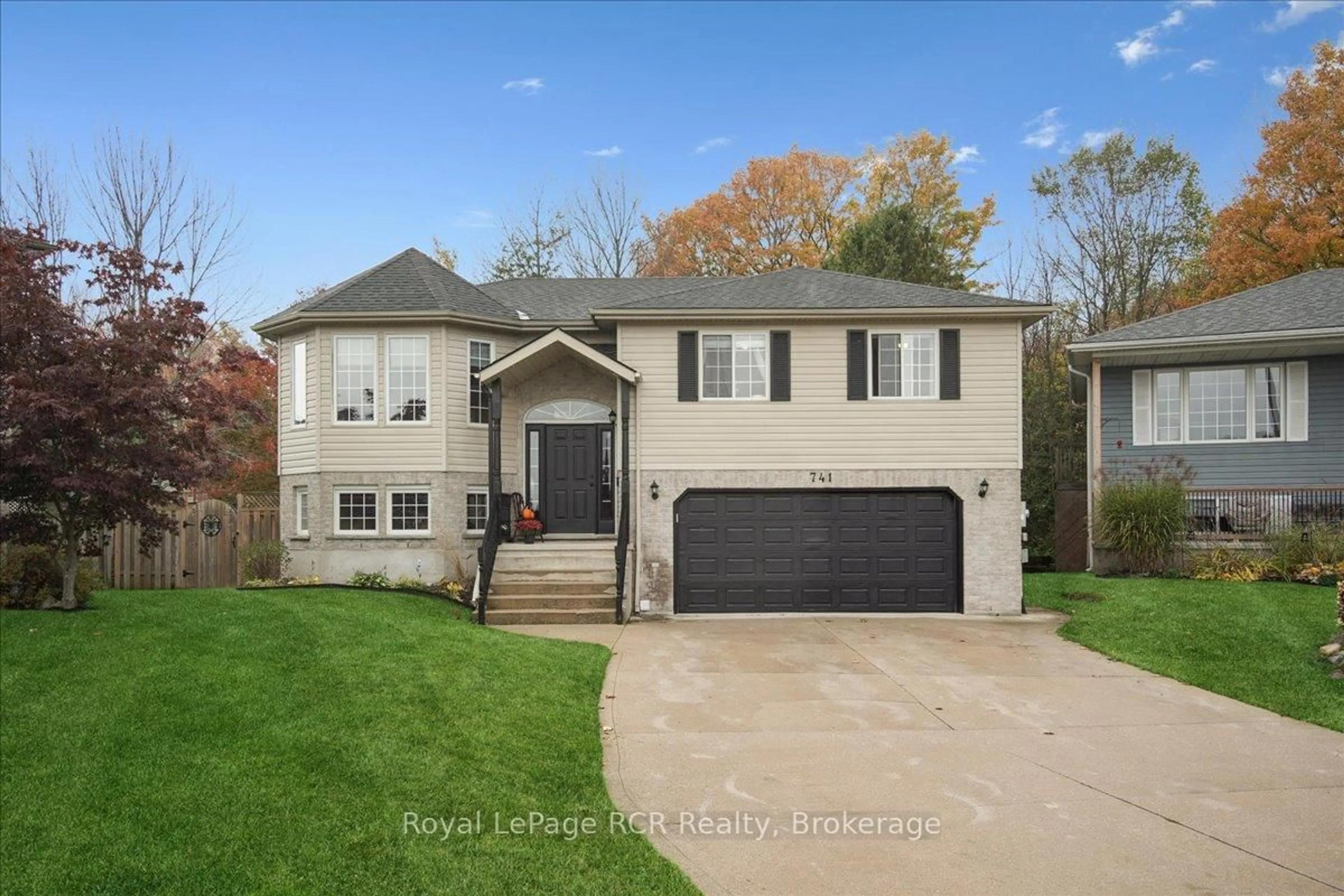 Home with vinyl exterior material, street for 741 25th A St, Owen Sound Ontario N4K 6V1