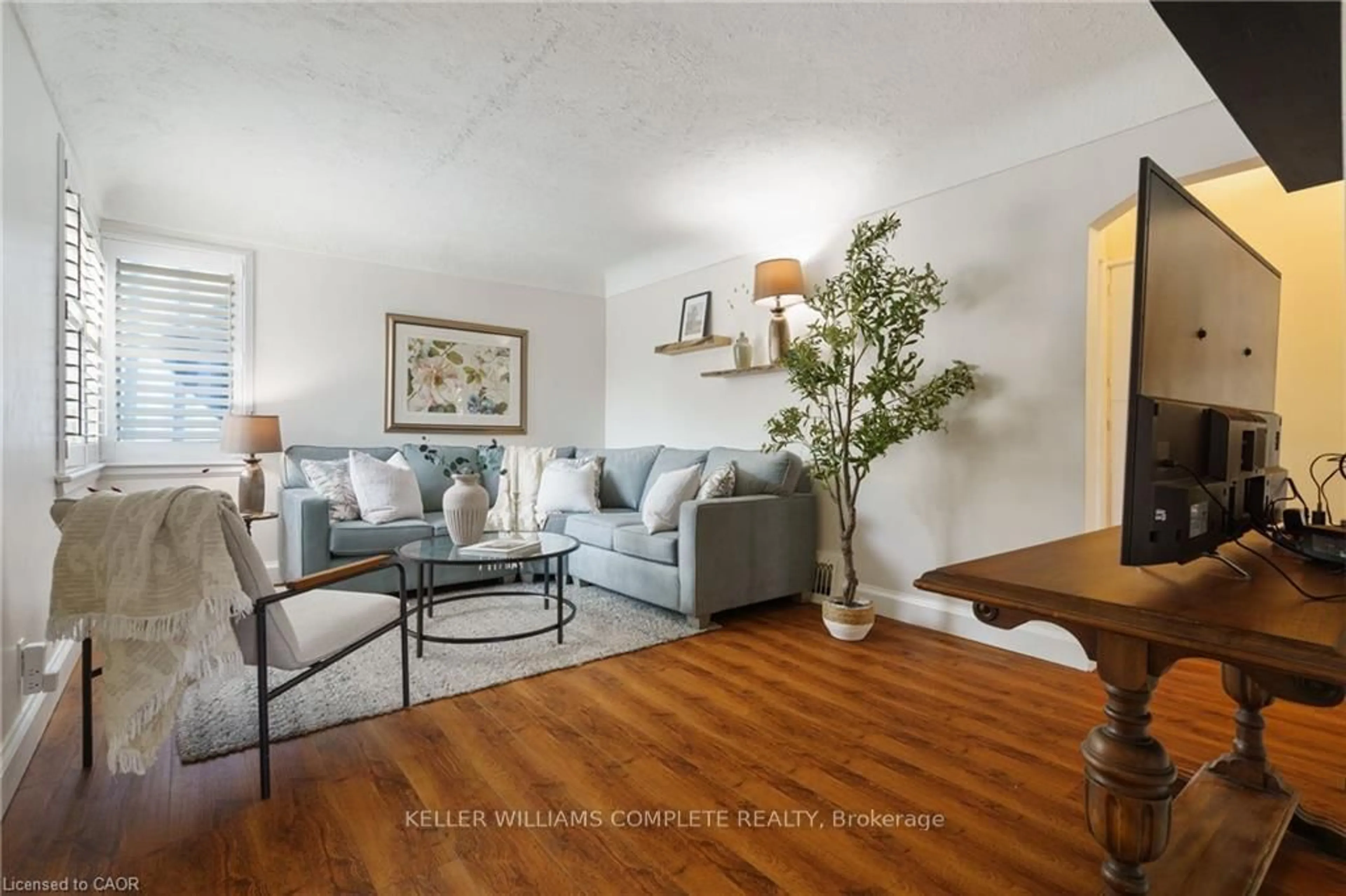 Living room with furniture, wood/laminate floor for 3 MONTROSE Ave, Hamilton Ontario L8K 4X8