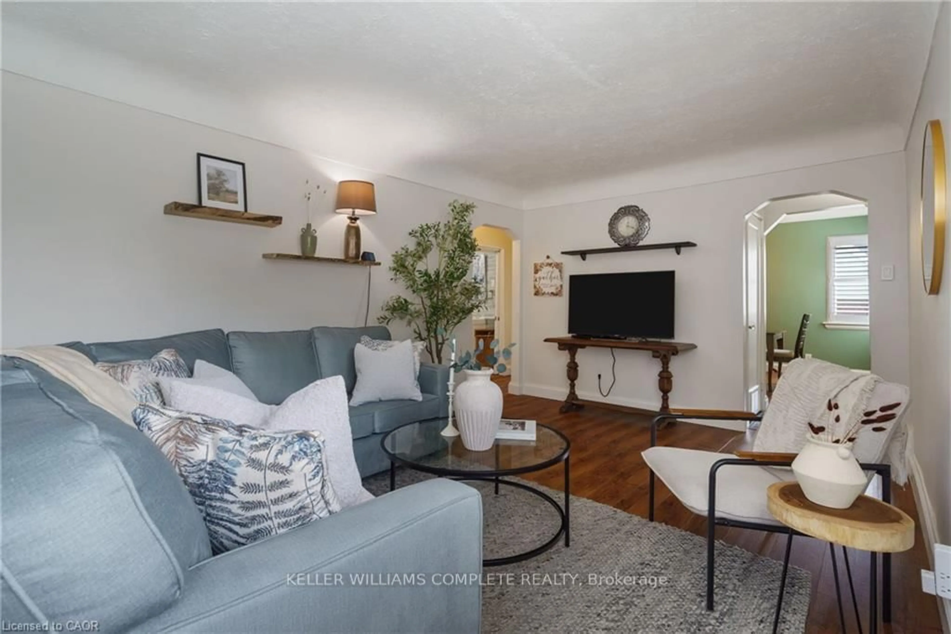 Living room with furniture, unknown for 3 MONTROSE Ave, Hamilton Ontario L8K 4X8