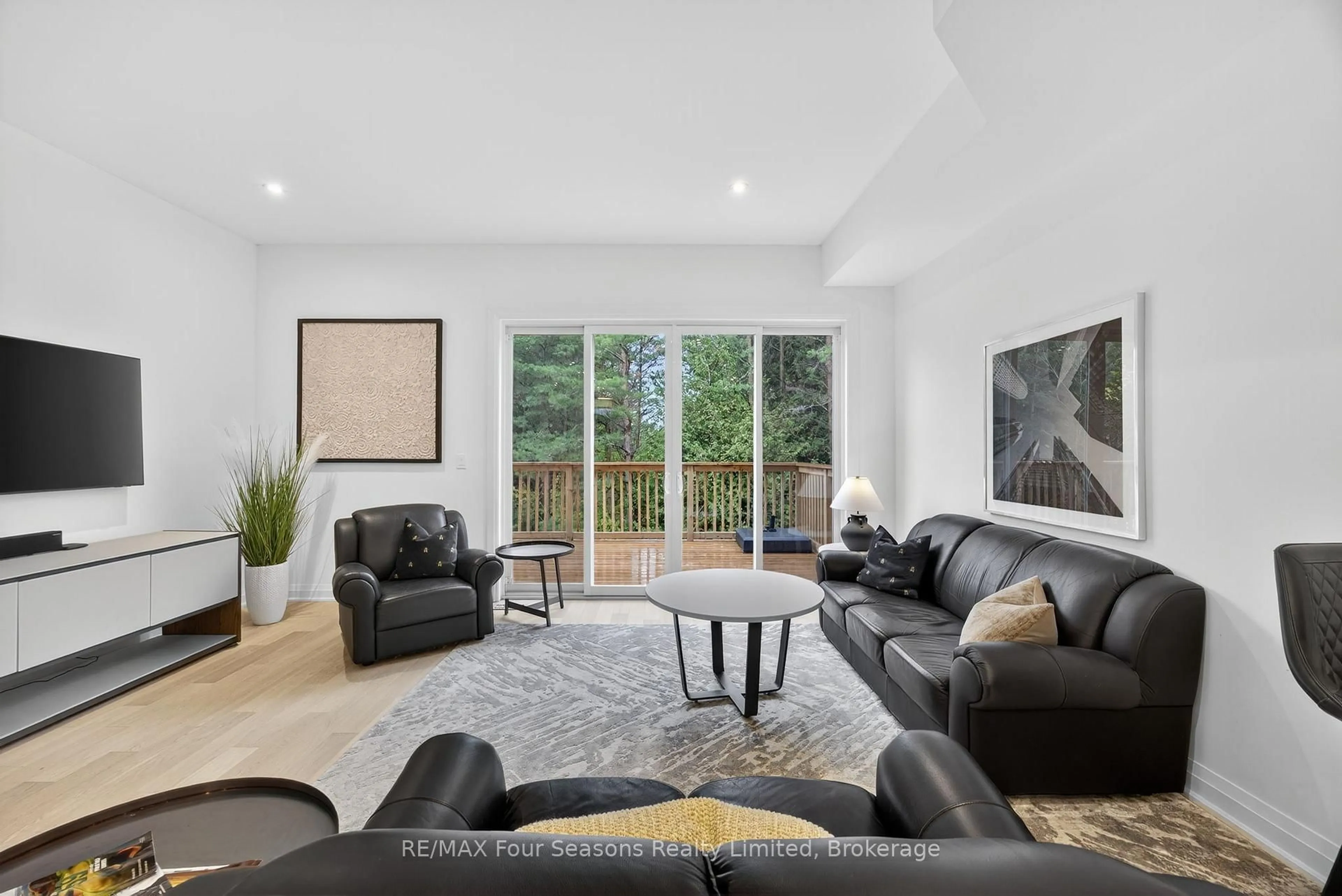 Living room with furniture, unknown for 25 Waterview Lane, Blue Mountains Ontario N0H 2P0