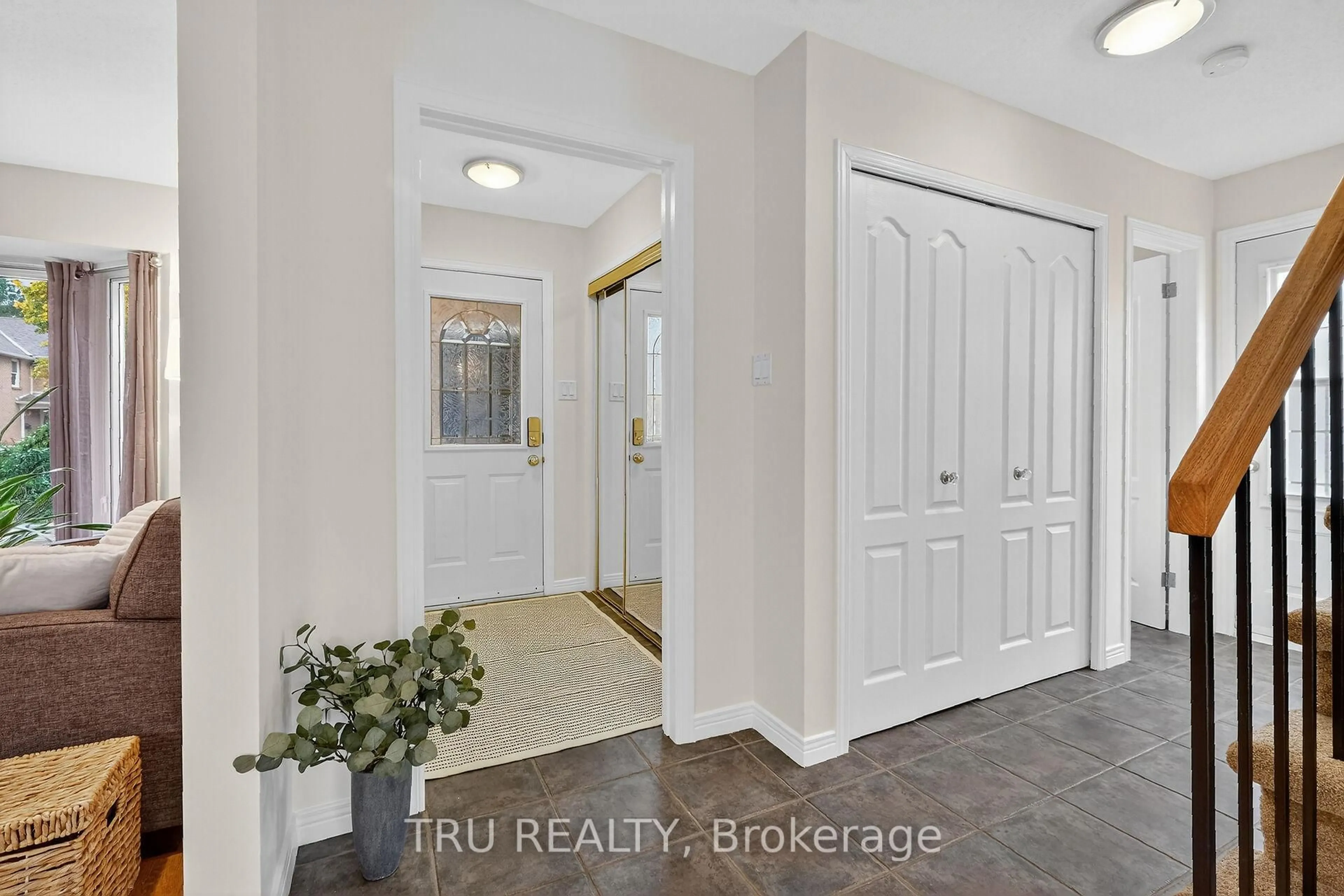 Indoor entryway for 1518 KAMOURASKA Circ, Orleans Ontario K1C 3J3