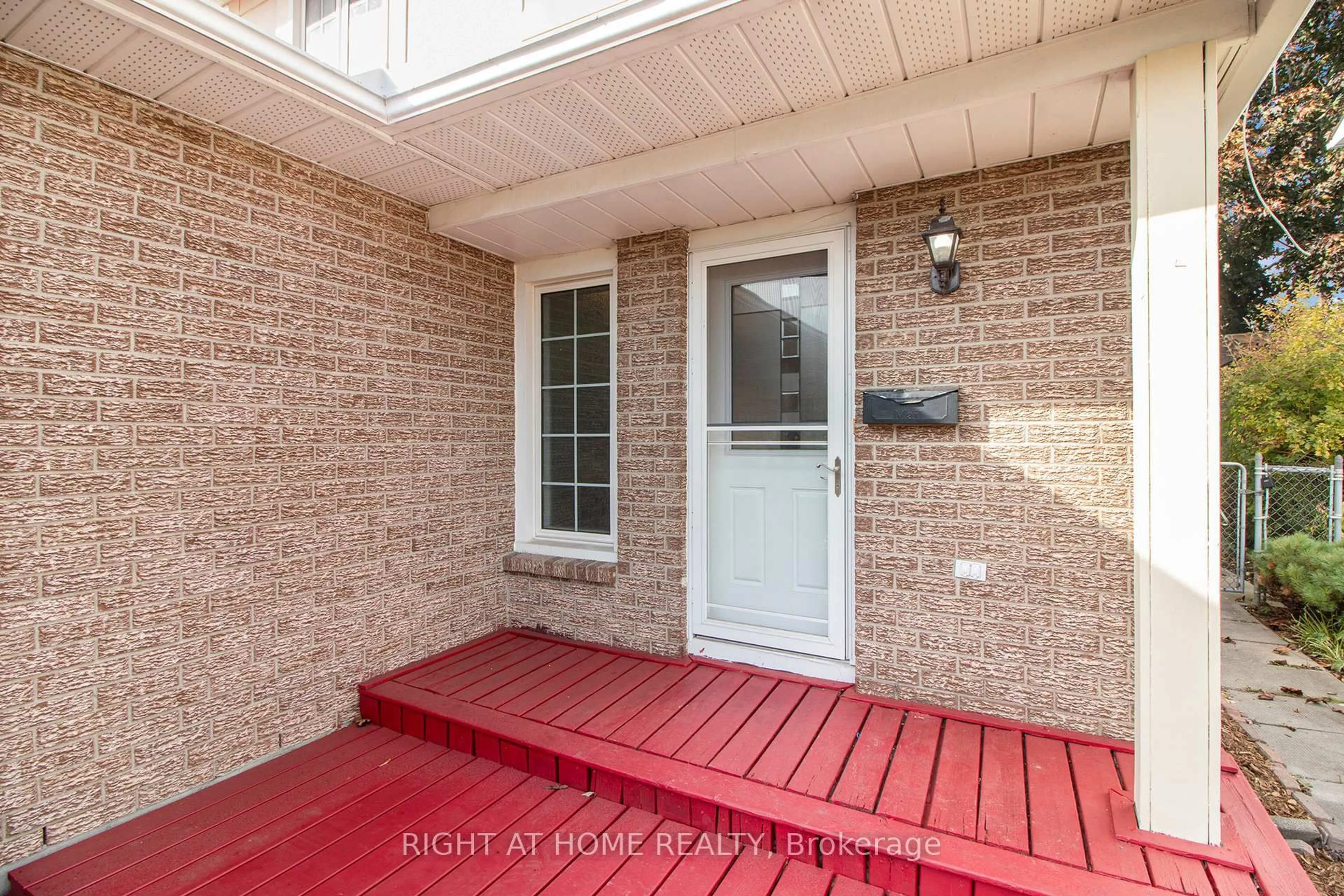 Indoor entryway for 6357 St Louis Dr, Ottawa Ontario K1C 2X9