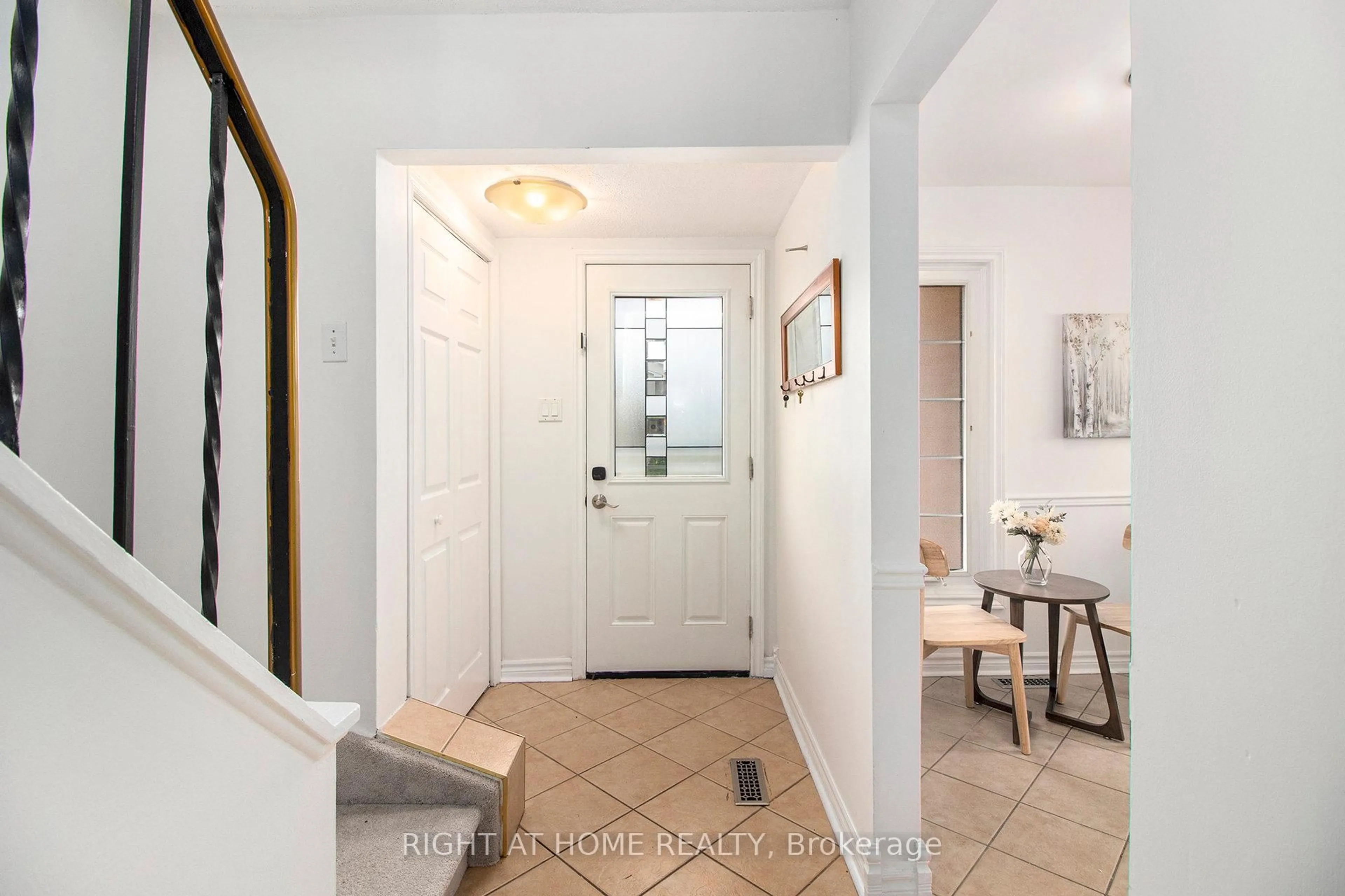 Indoor entryway for 6357 St Louis Dr, Ottawa Ontario K1C 2X9