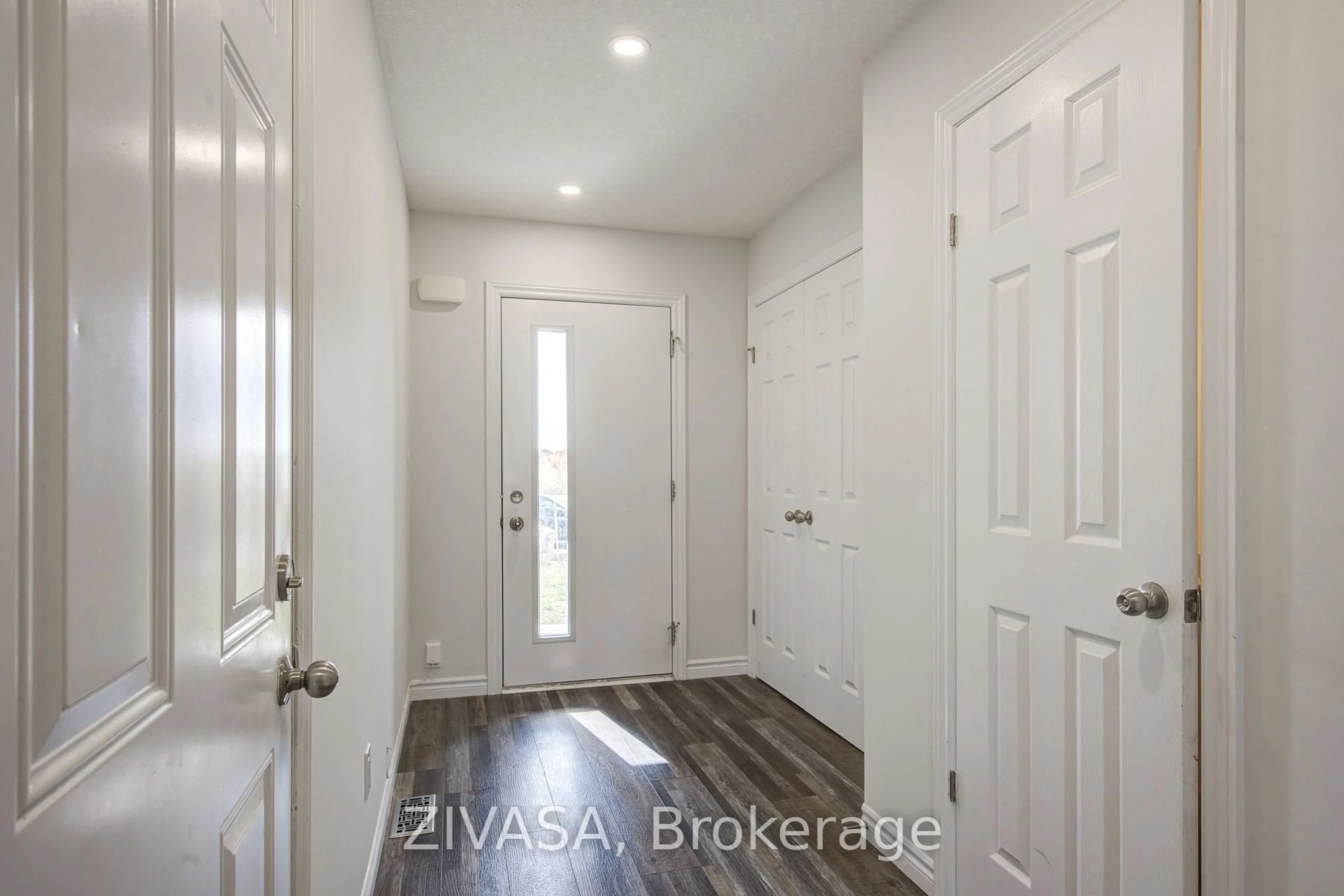 Indoor entryway for 3169 Turner Cres, London South Ontario N6M 0J3