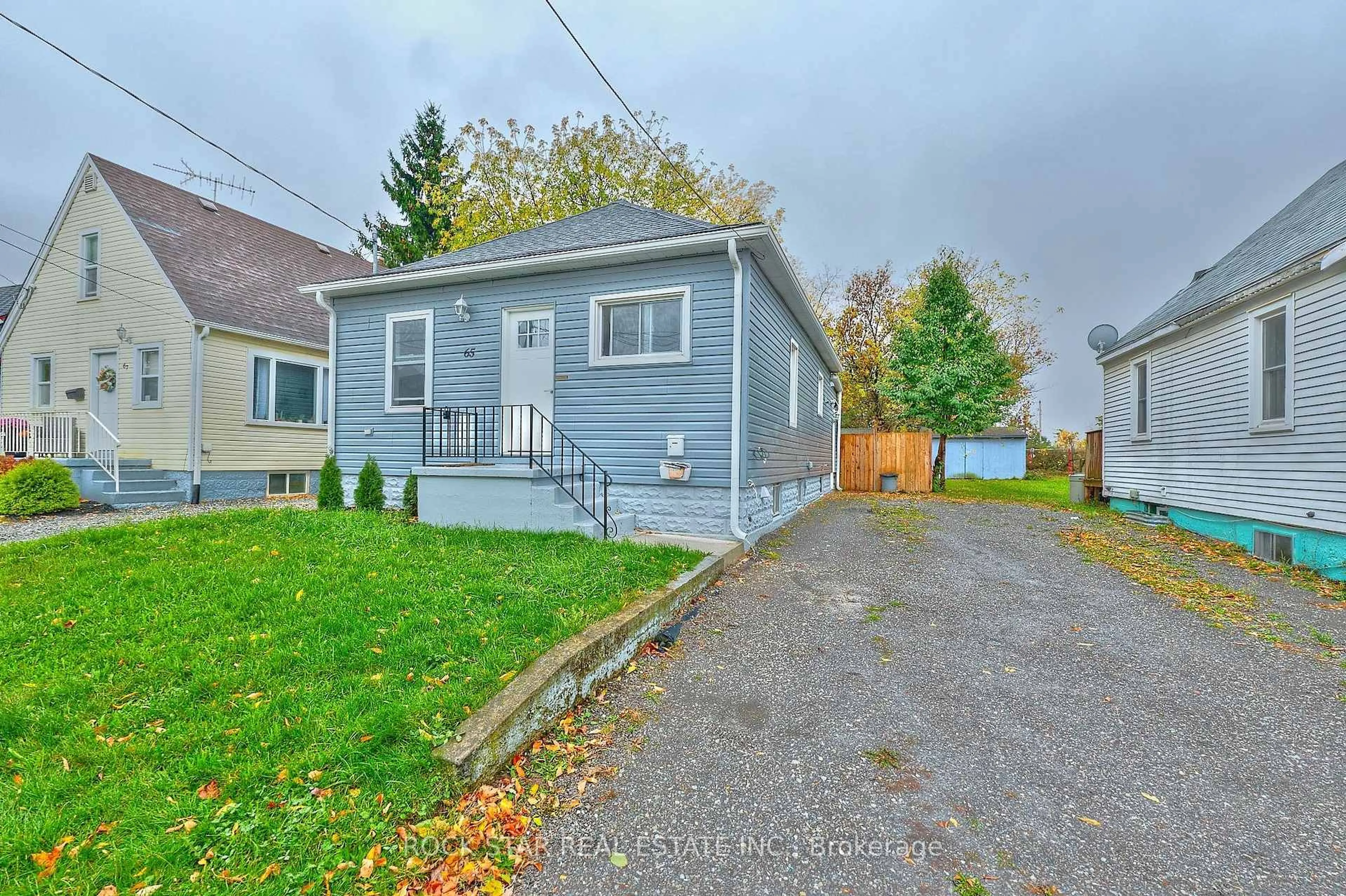 A pic from outside/outdoor area/front of a property/back of a property/a pic from drone, street for 65 Almond St, Welland Ontario L3B 3P6