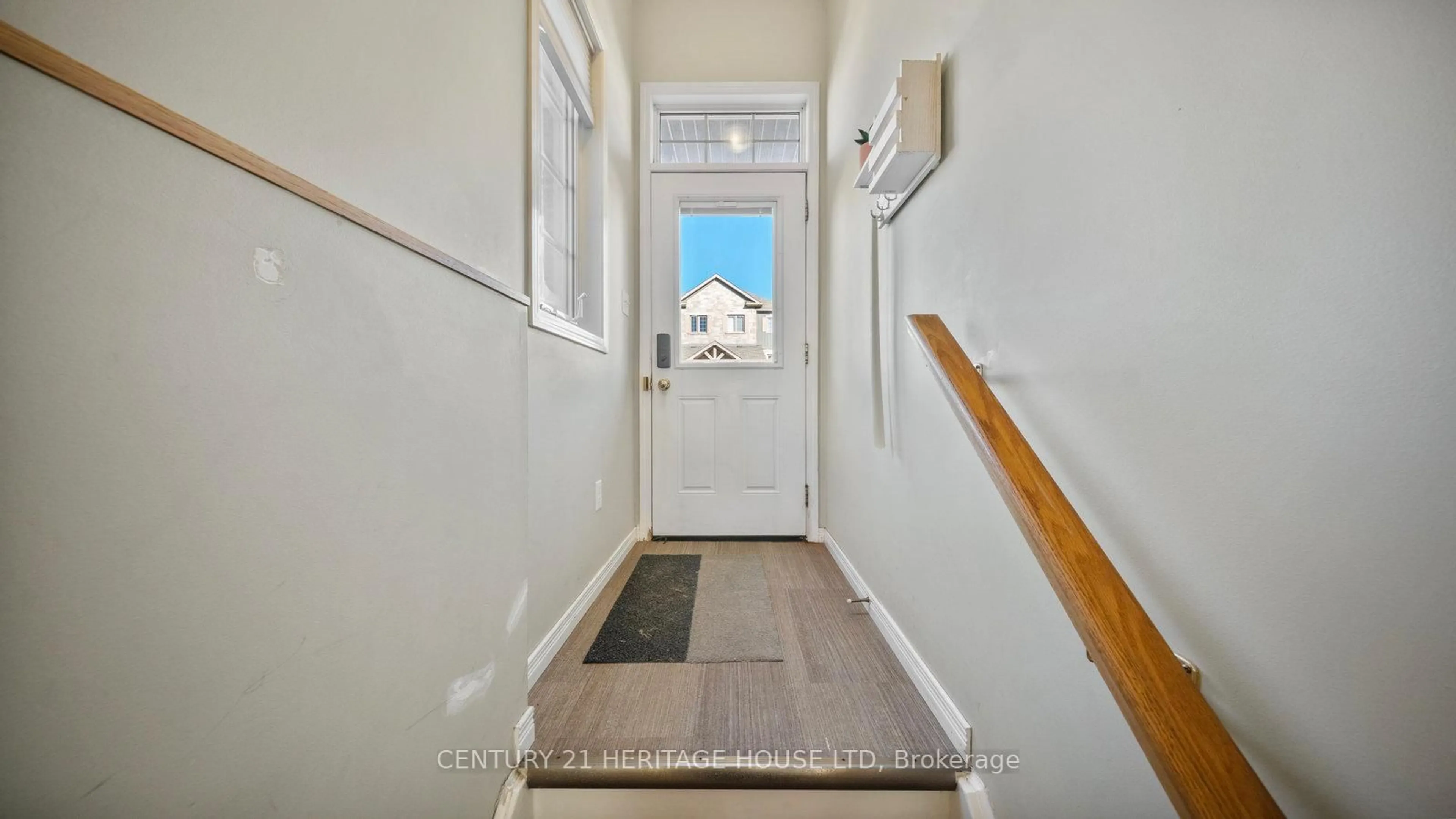 Indoor entryway for 931 Glasgow St #14D, Kitchener Ontario N2N 0B6