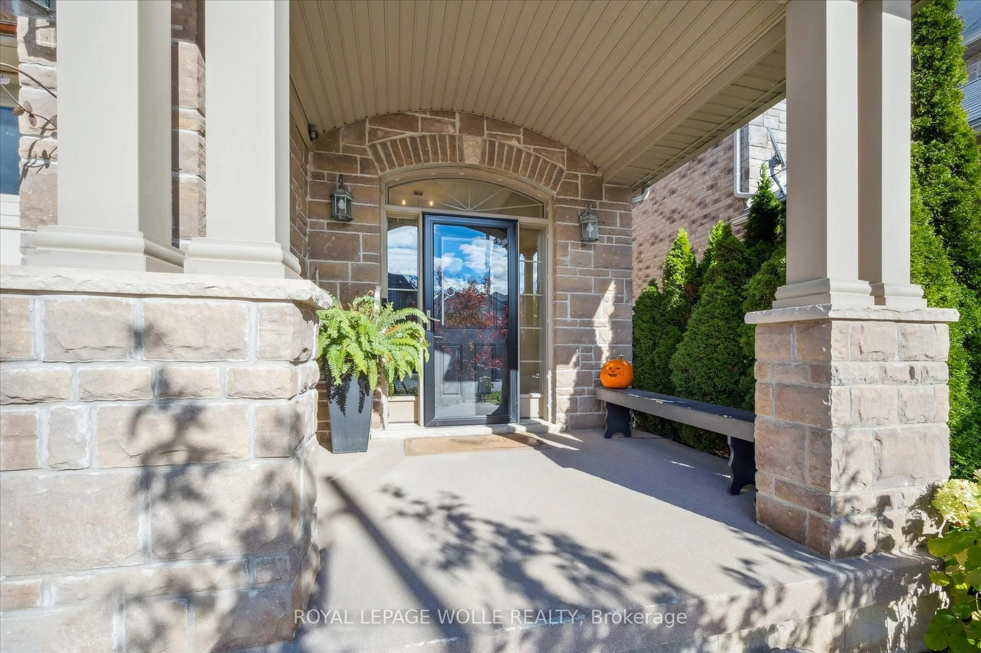 Indoor entryway for 461 Woodbine Ave, Kitchener Ontario N2R 0A6