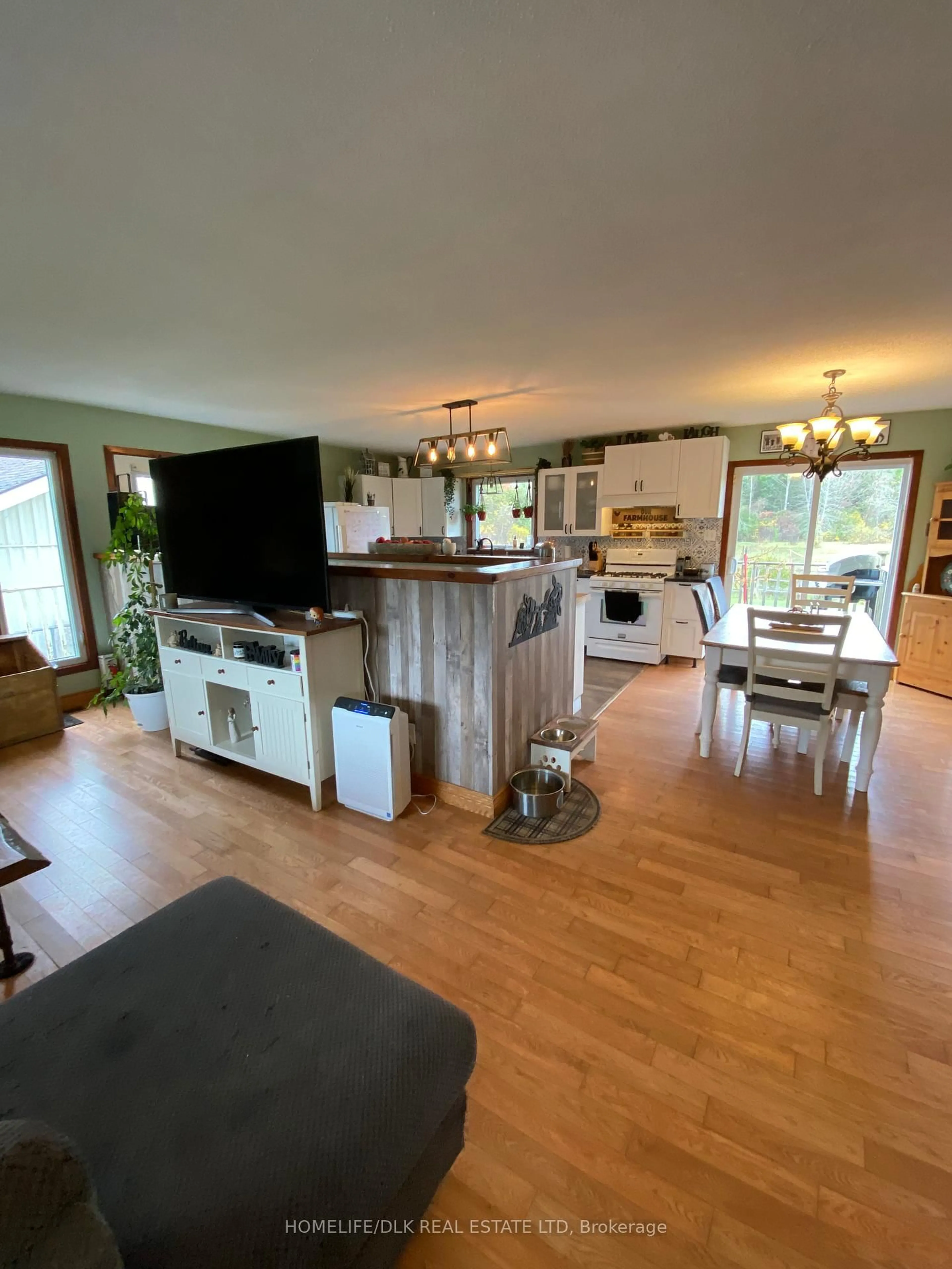 Open concept kitchen, wood/laminate floor for 947 Townline Rd, North Grenville Ontario K0G 1J0
