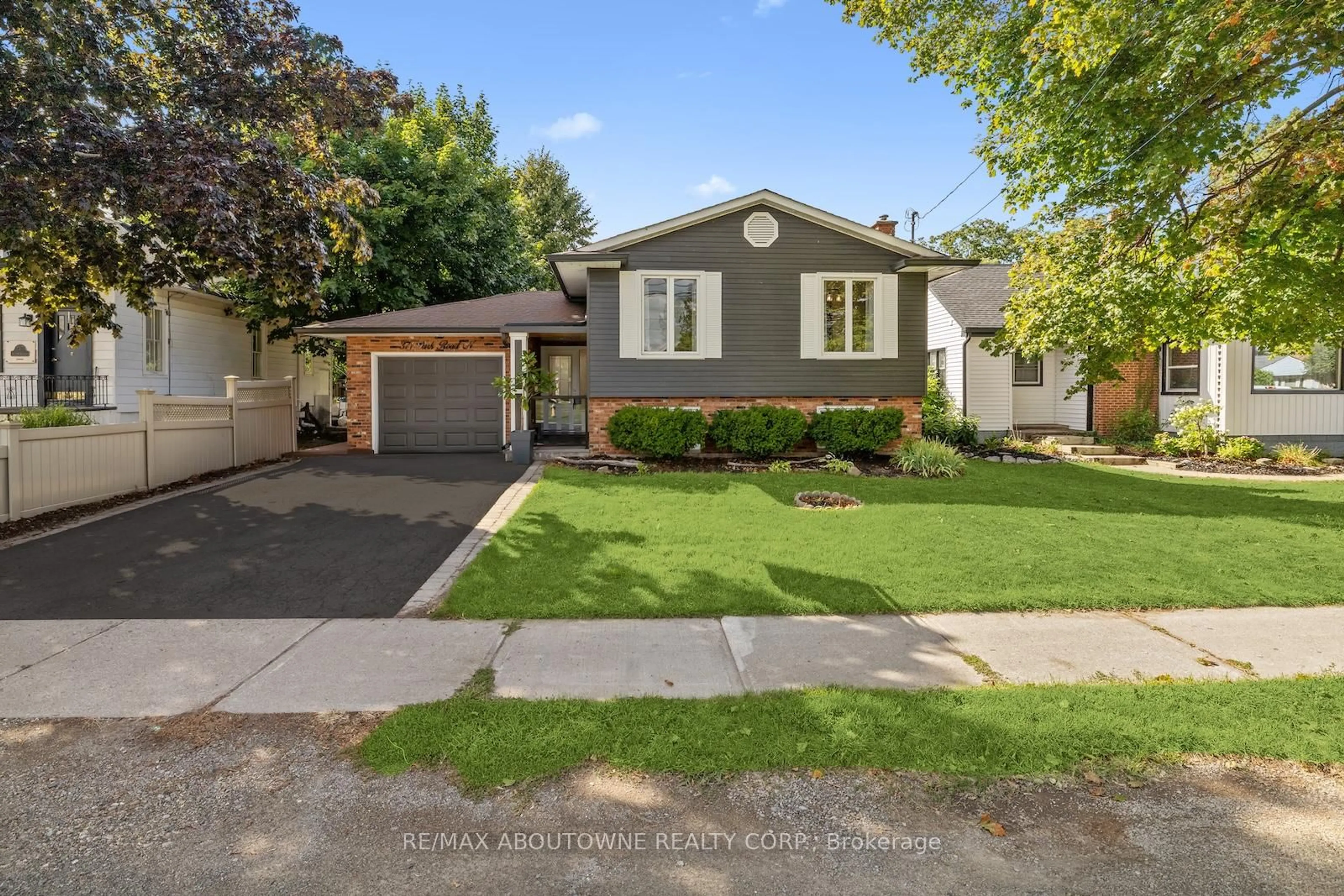 Home with vinyl exterior material, street for 371 Park Rd, Grimsby Ontario L3M 2P6