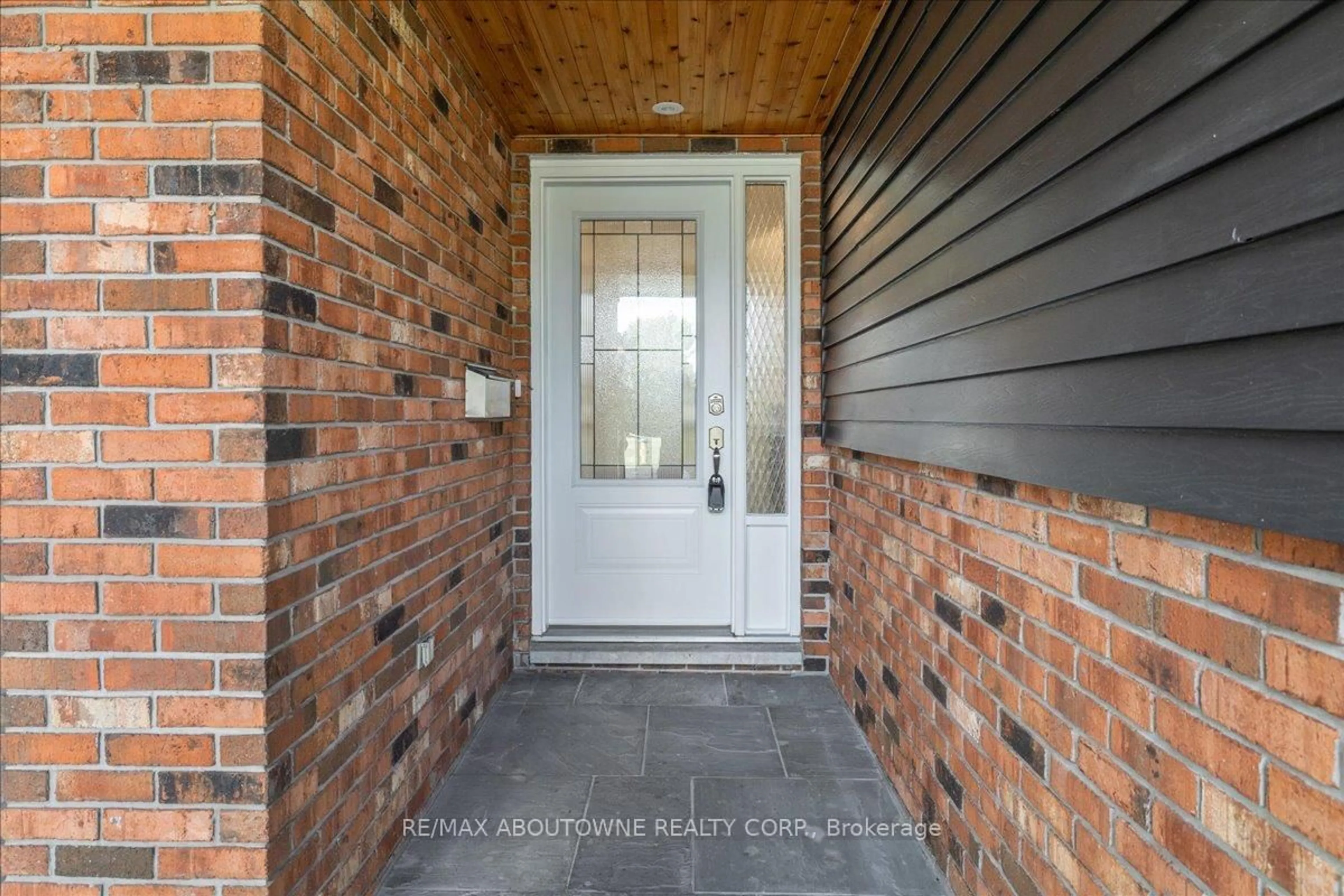 Indoor entryway for 371 Park Rd, Grimsby Ontario L3M 2P6
