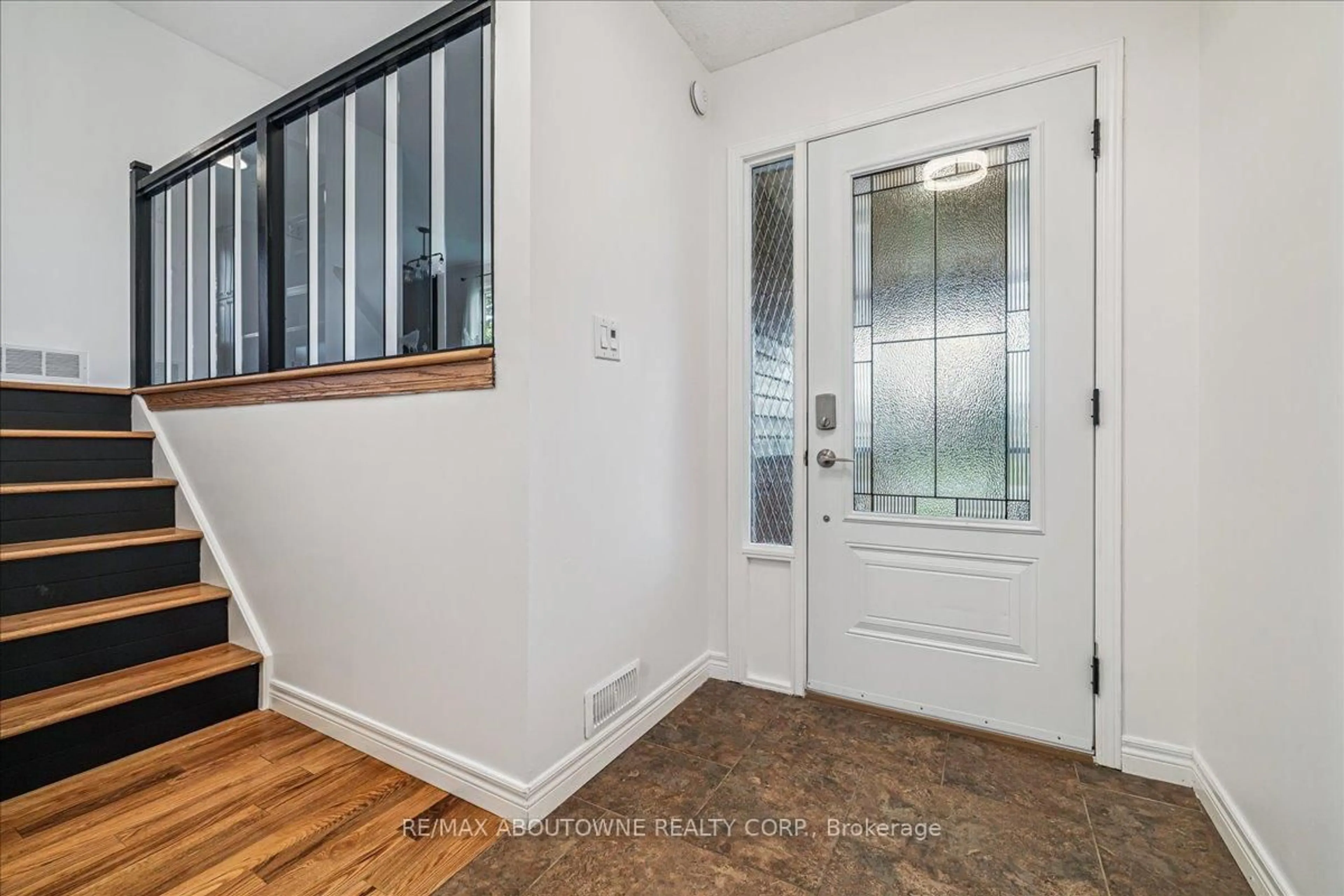 Indoor entryway for 371 Park Rd, Grimsby Ontario L3M 2P6