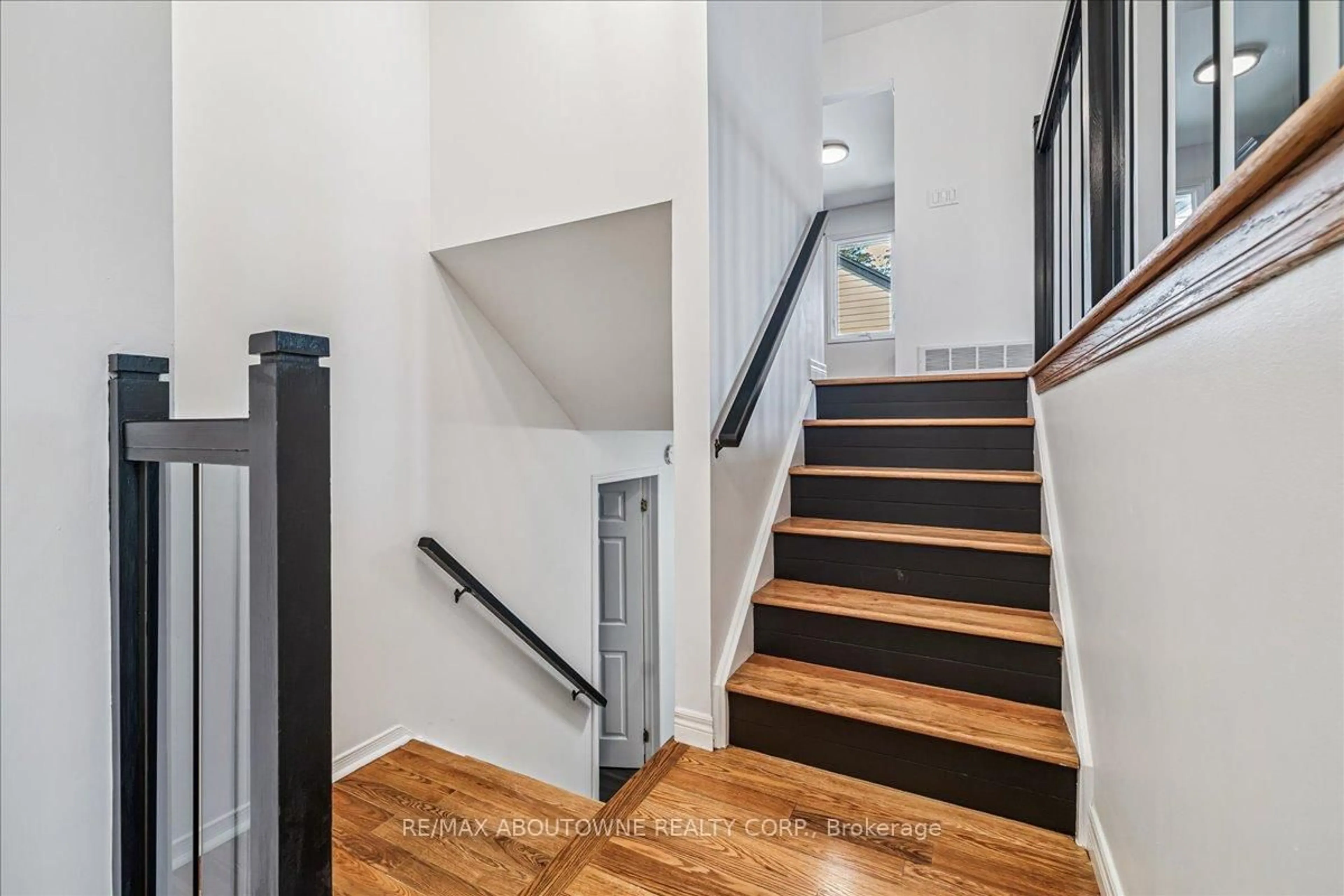 Stairs for 371 Park Rd, Grimsby Ontario L3M 2P6