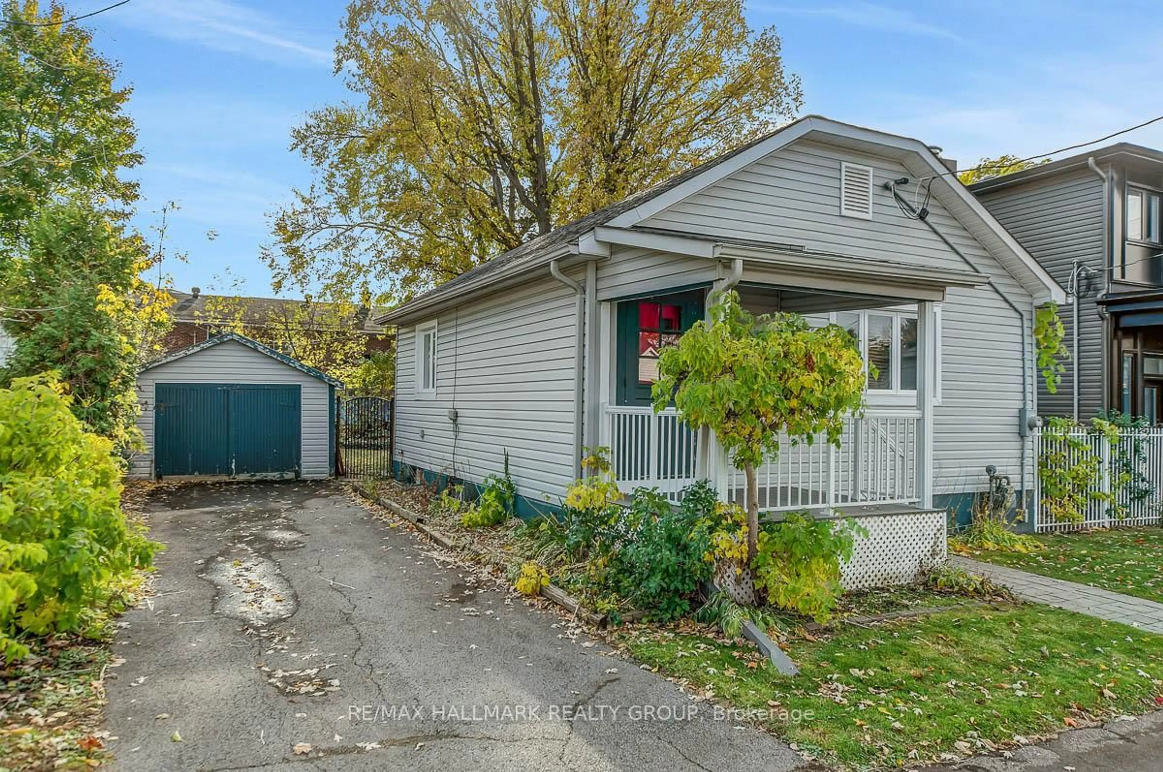 A pic from outside/outdoor area/front of a property/back of a property/a pic from drone, street for 164 Prince Albert St, Ottawa Ontario K1K 2A1