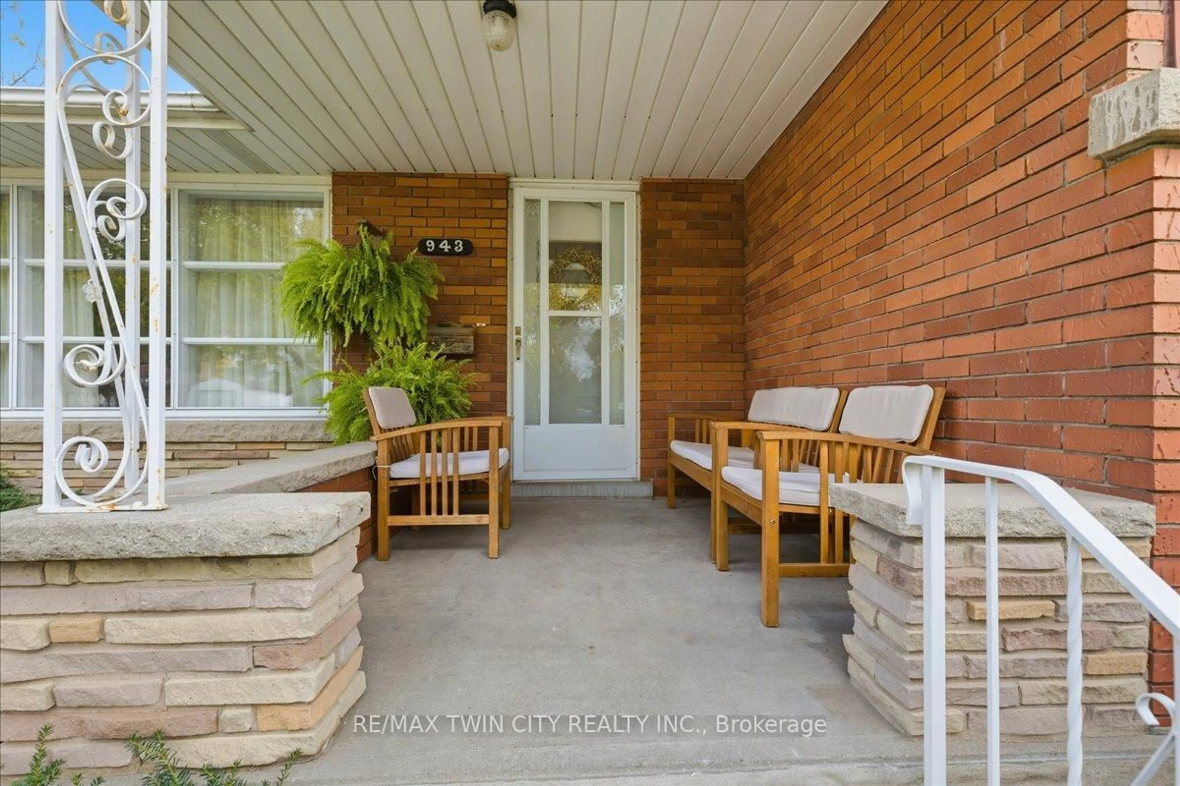 Patio, street for 943 Winterhalt Ave, Cambridge Ontario N3H 4J7