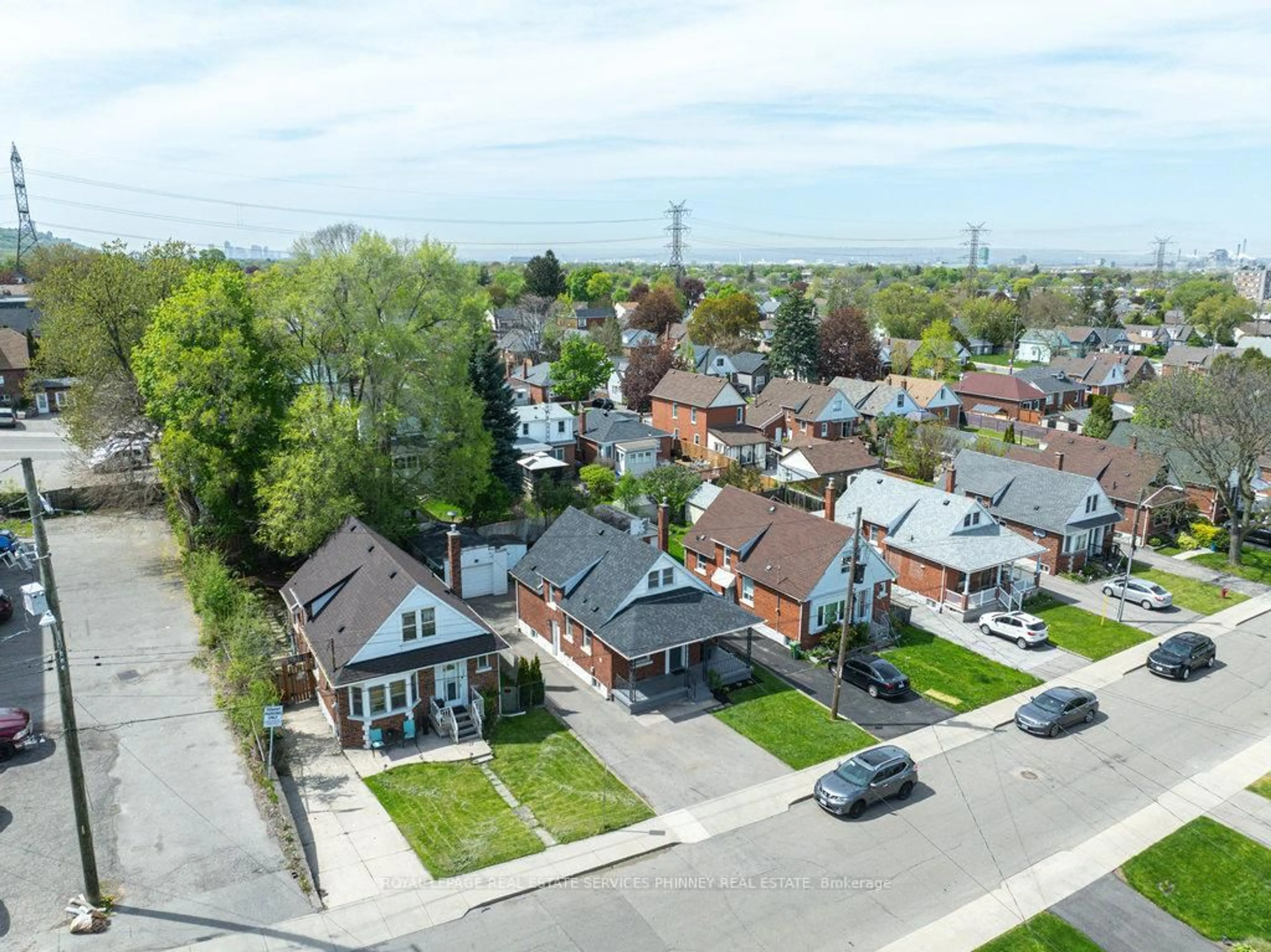A pic from outside/outdoor area/front of a property/back of a property/a pic from drone, street for 256 Walter Ave, Hamilton Ontario L8K 3L4
