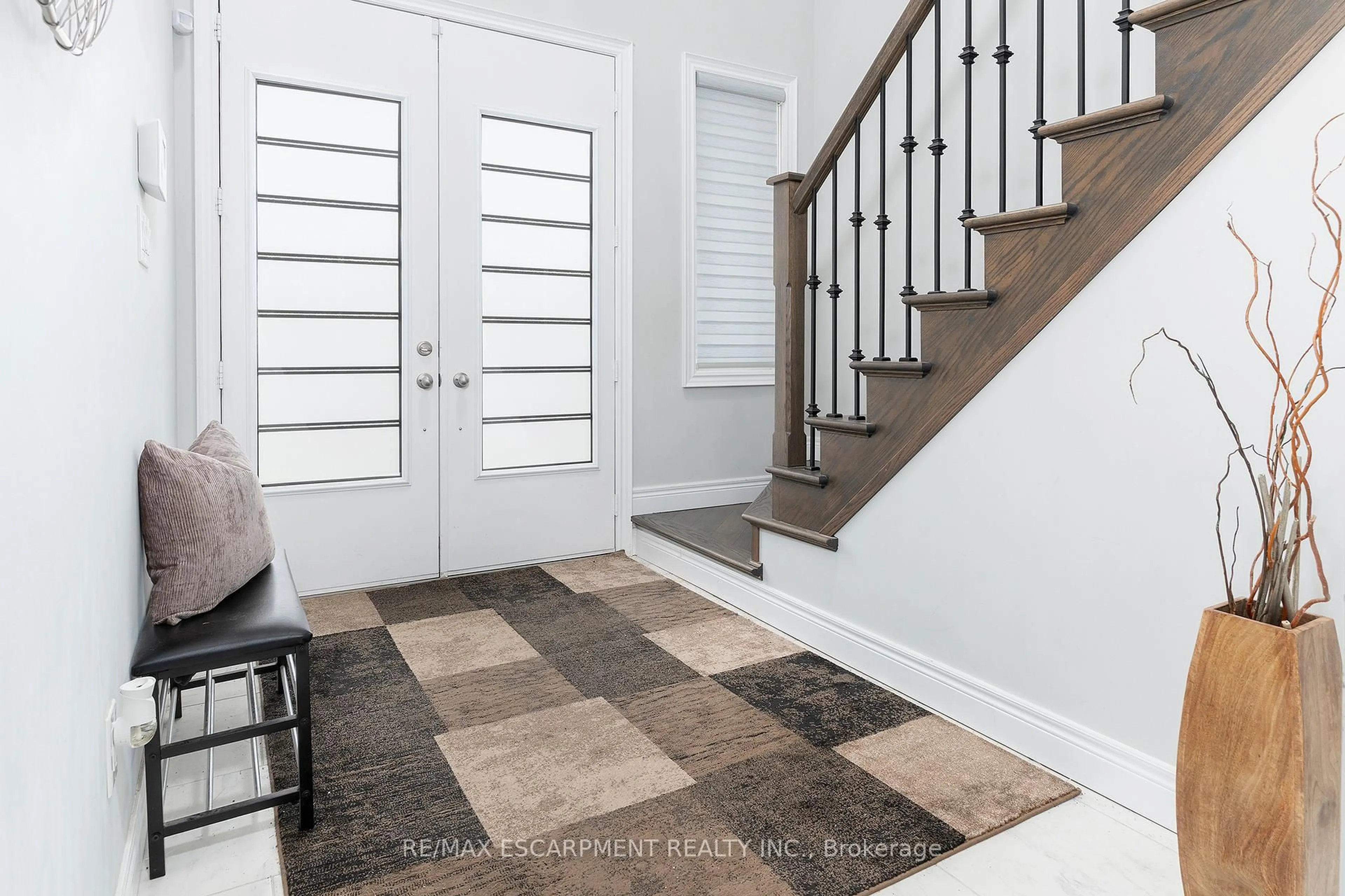 Indoor entryway for 44 Miller Dr, Hamilton Ontario L9G 2J1