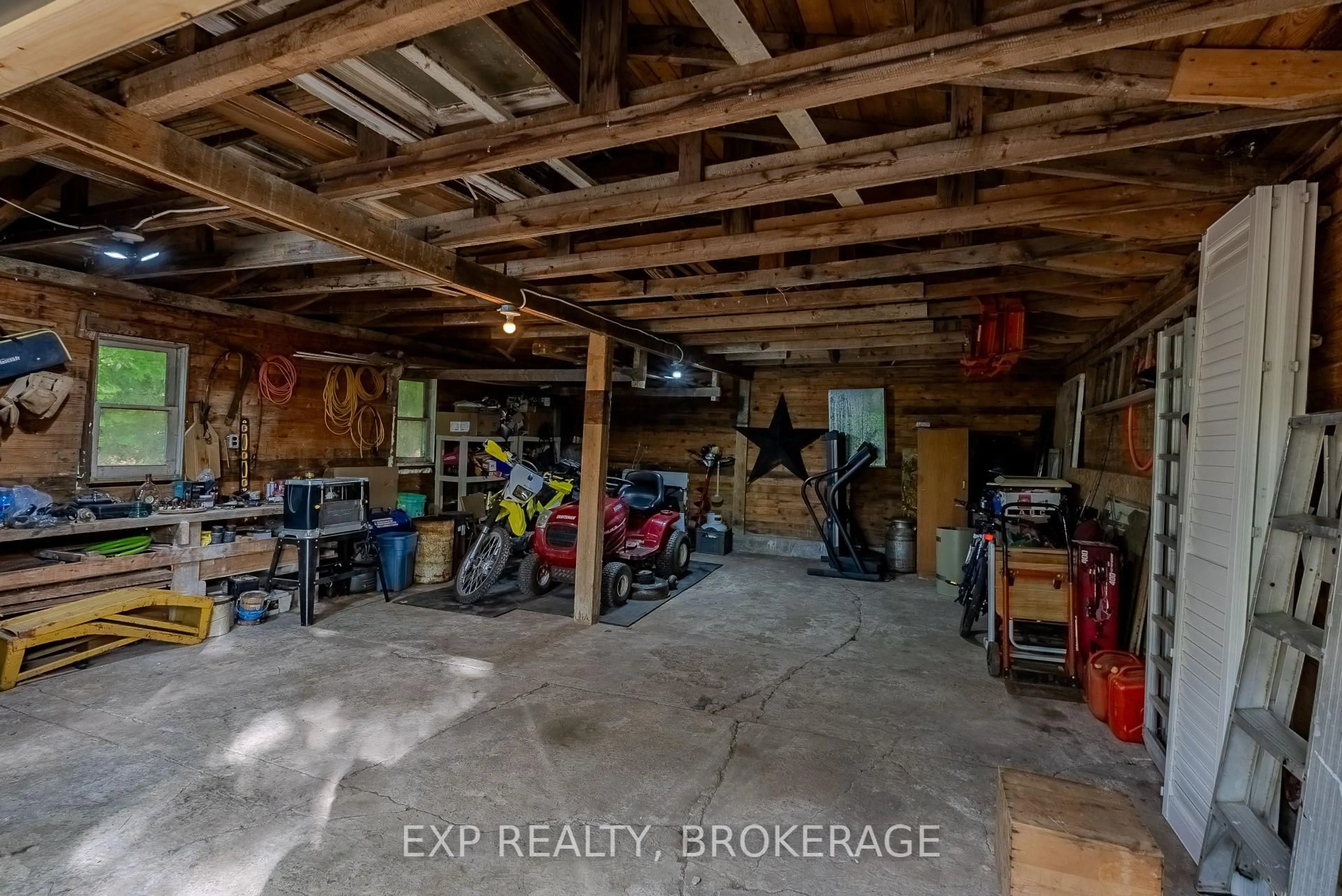 Indoor garage for 6187 Arden Rd, Arden Ontario K0H 1B0