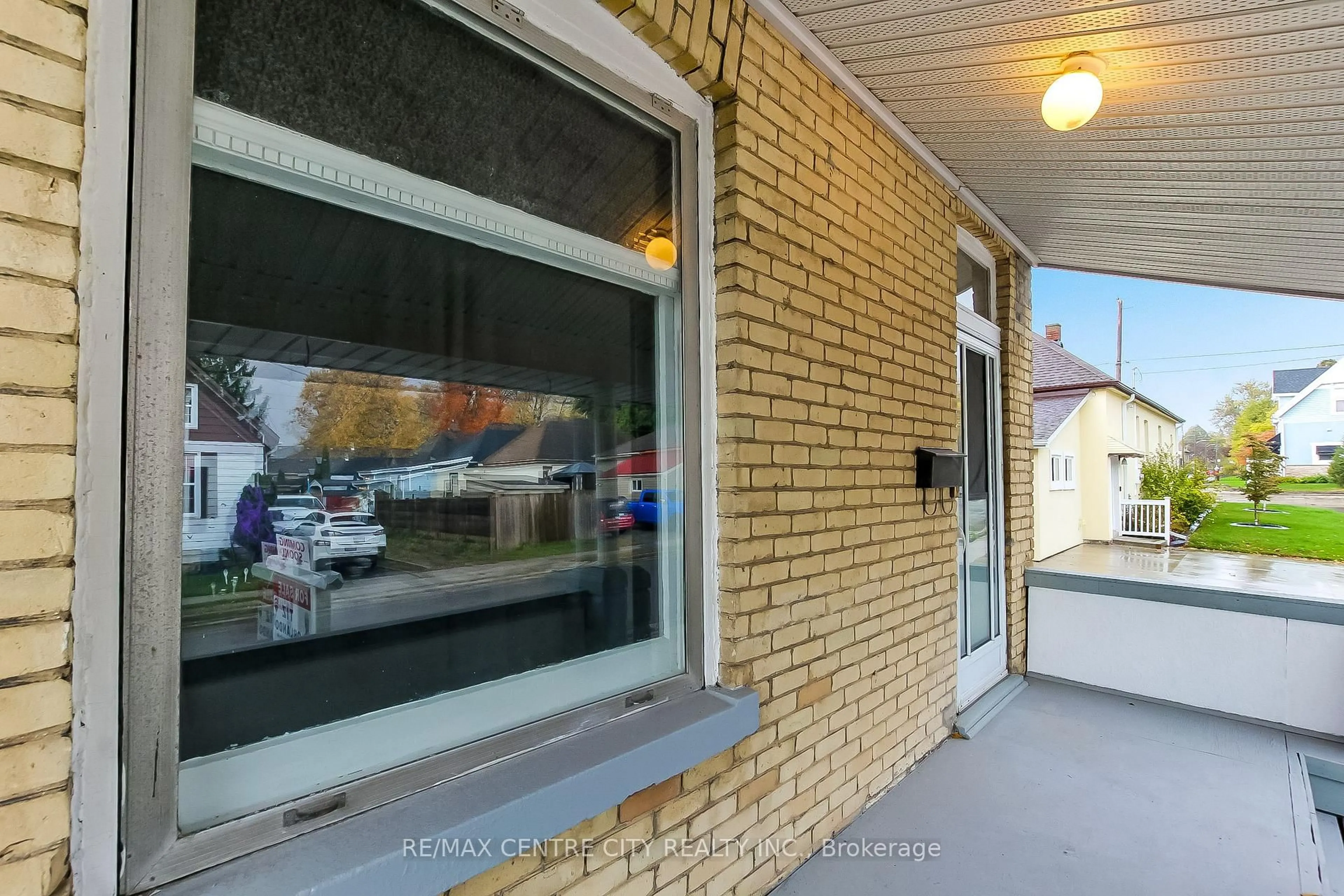 Unknown for 912 Dame St, London East Ontario N5Z 1M4