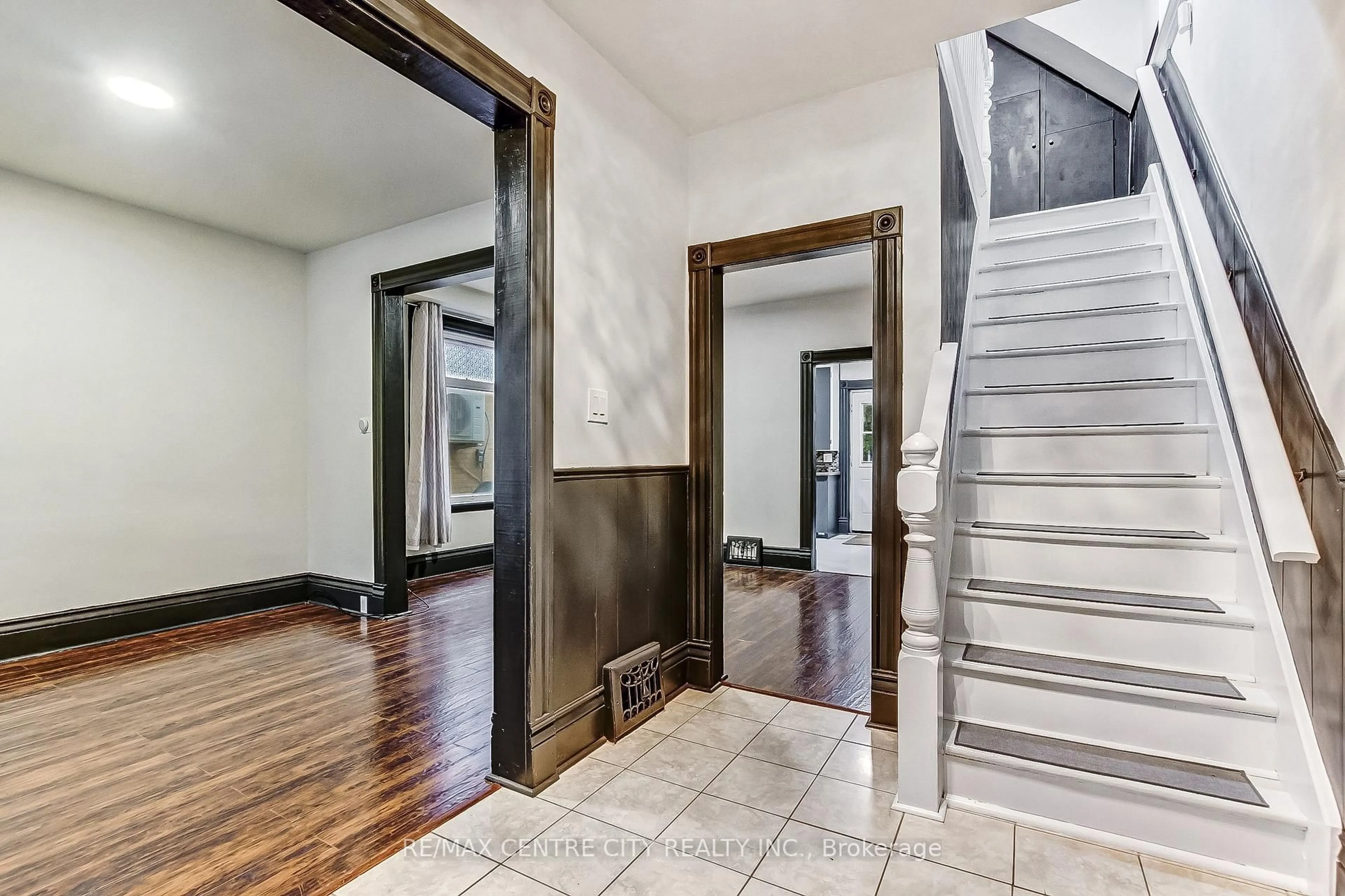 Indoor entryway for 912 Dame St, London East Ontario N5Z 1M4