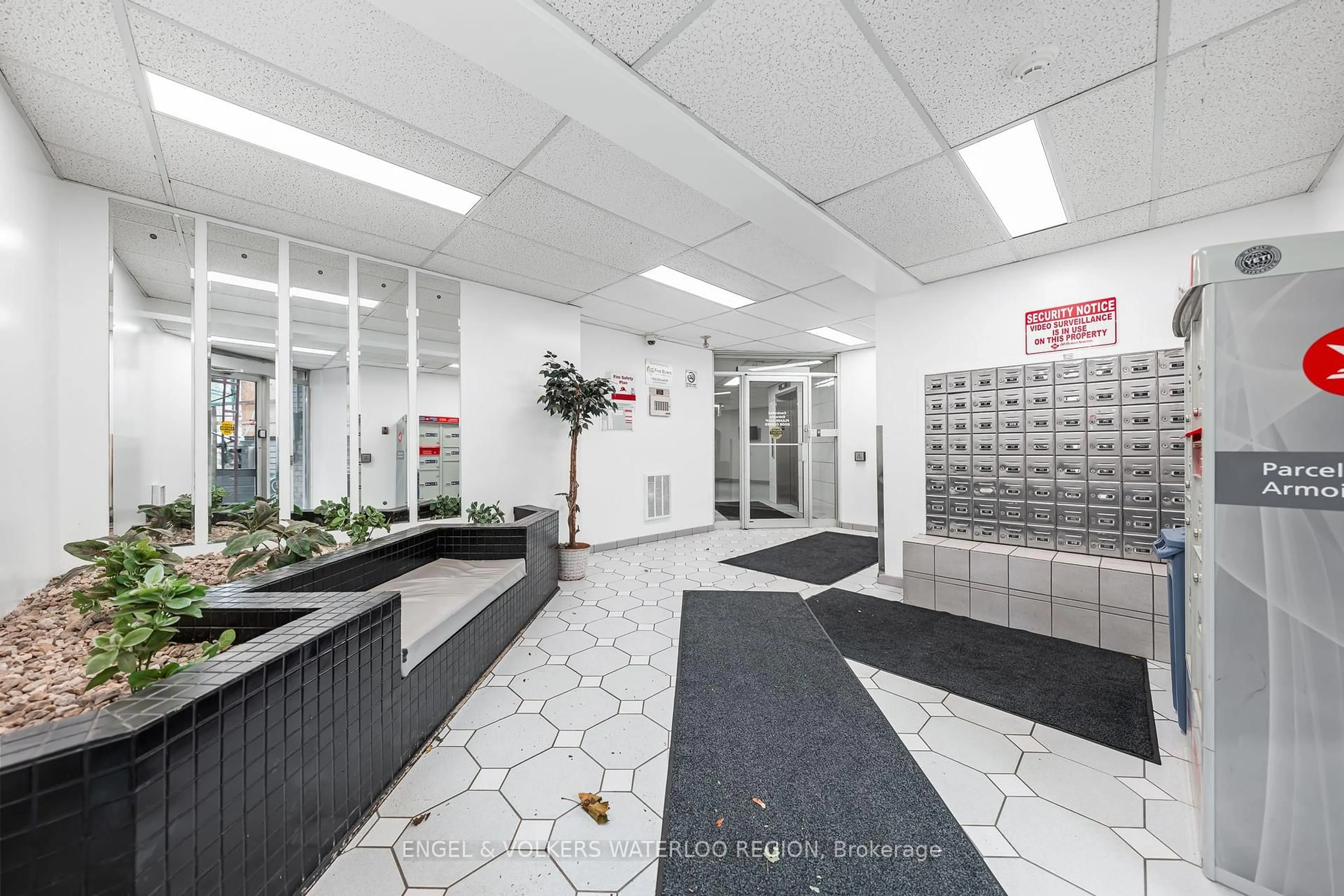 Indoor foyer for 15 Hofstetter Ave #406, Kitchener Ontario N2A 3Z7