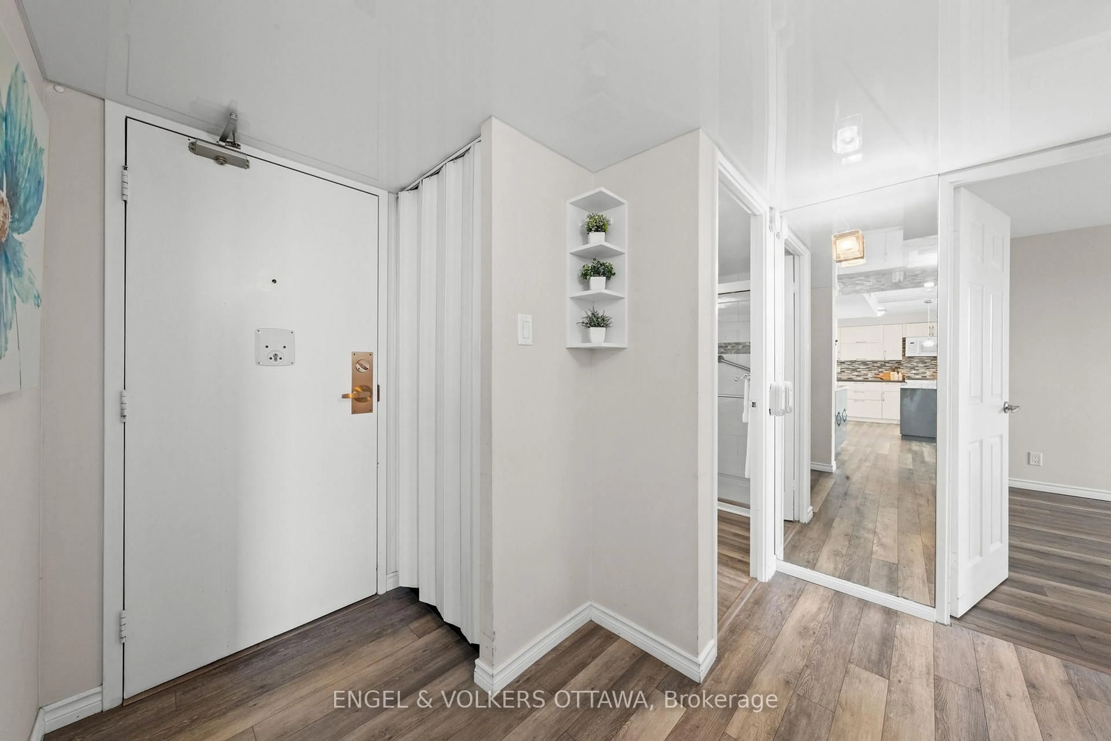 Indoor entryway for 1195 Richmond Rd #1007, Ottawa Ontario K2B 8E4
