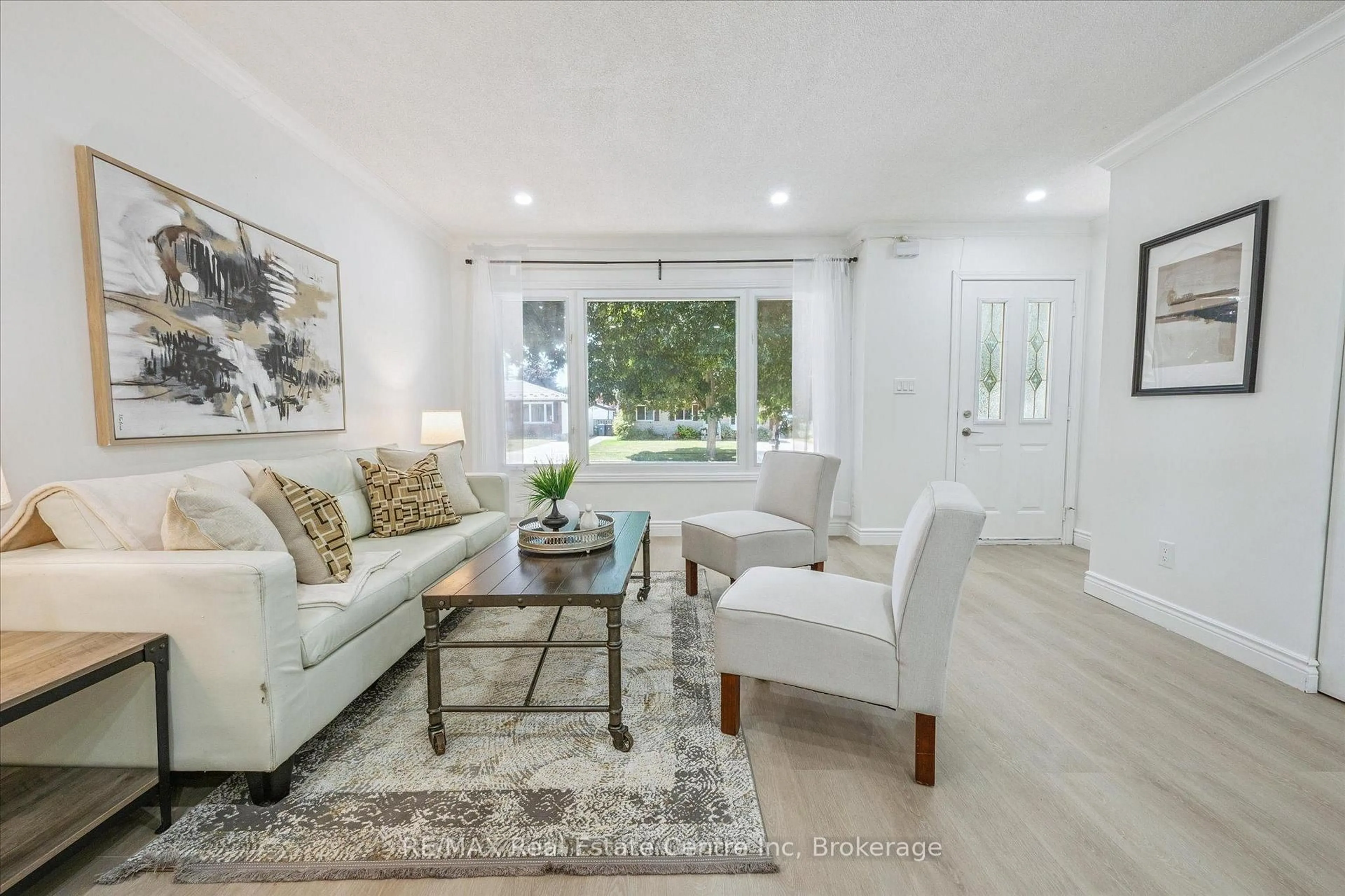 Living room with furniture, unknown for 72 Ferndale Ave, Guelph Ontario N1E 1B5