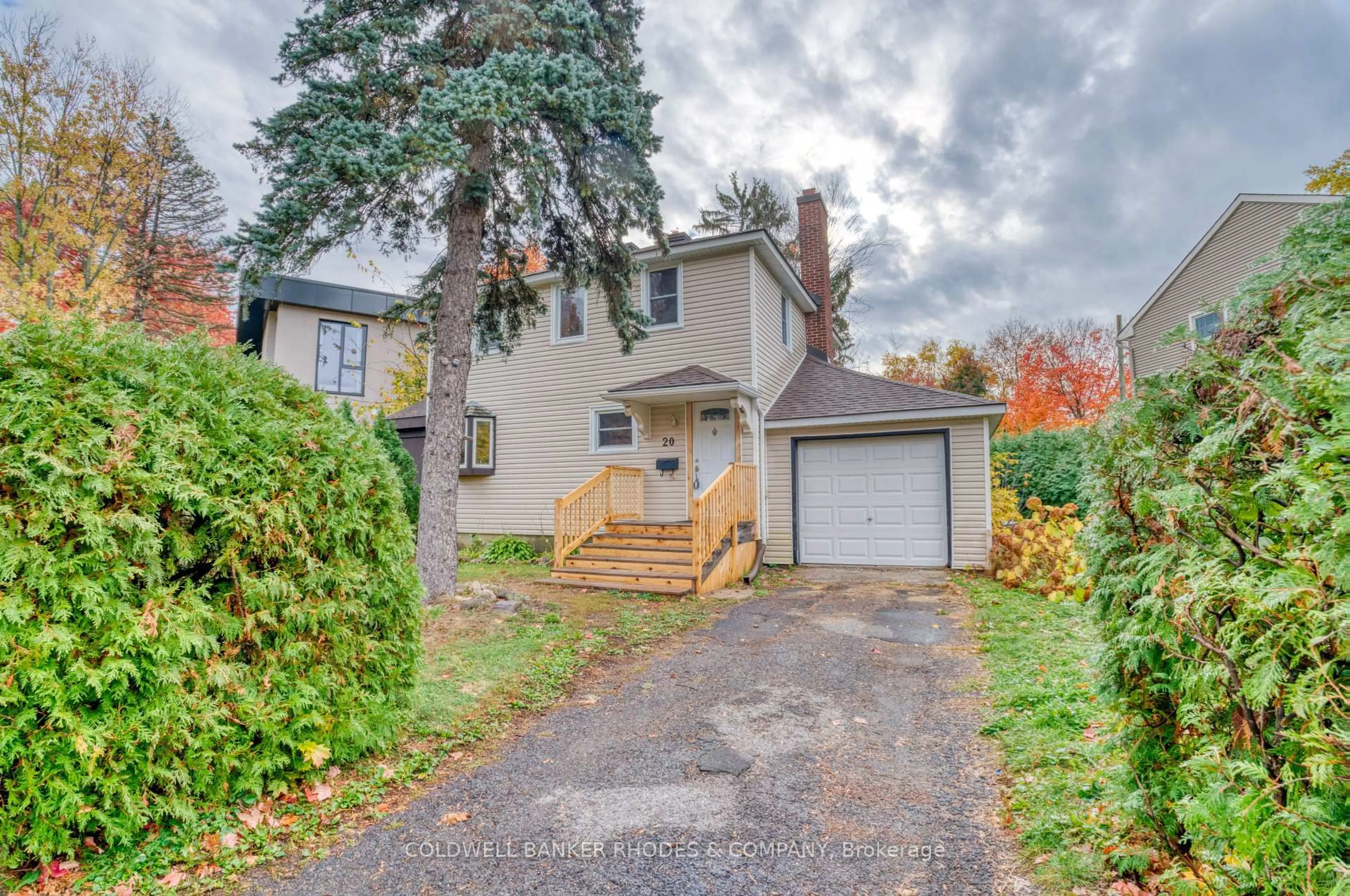 A pic from outside/outdoor area/front of a property/back of a property/a pic from drone, street for 20 Bedford Cres, Ottawa Ontario K1K 0E4
