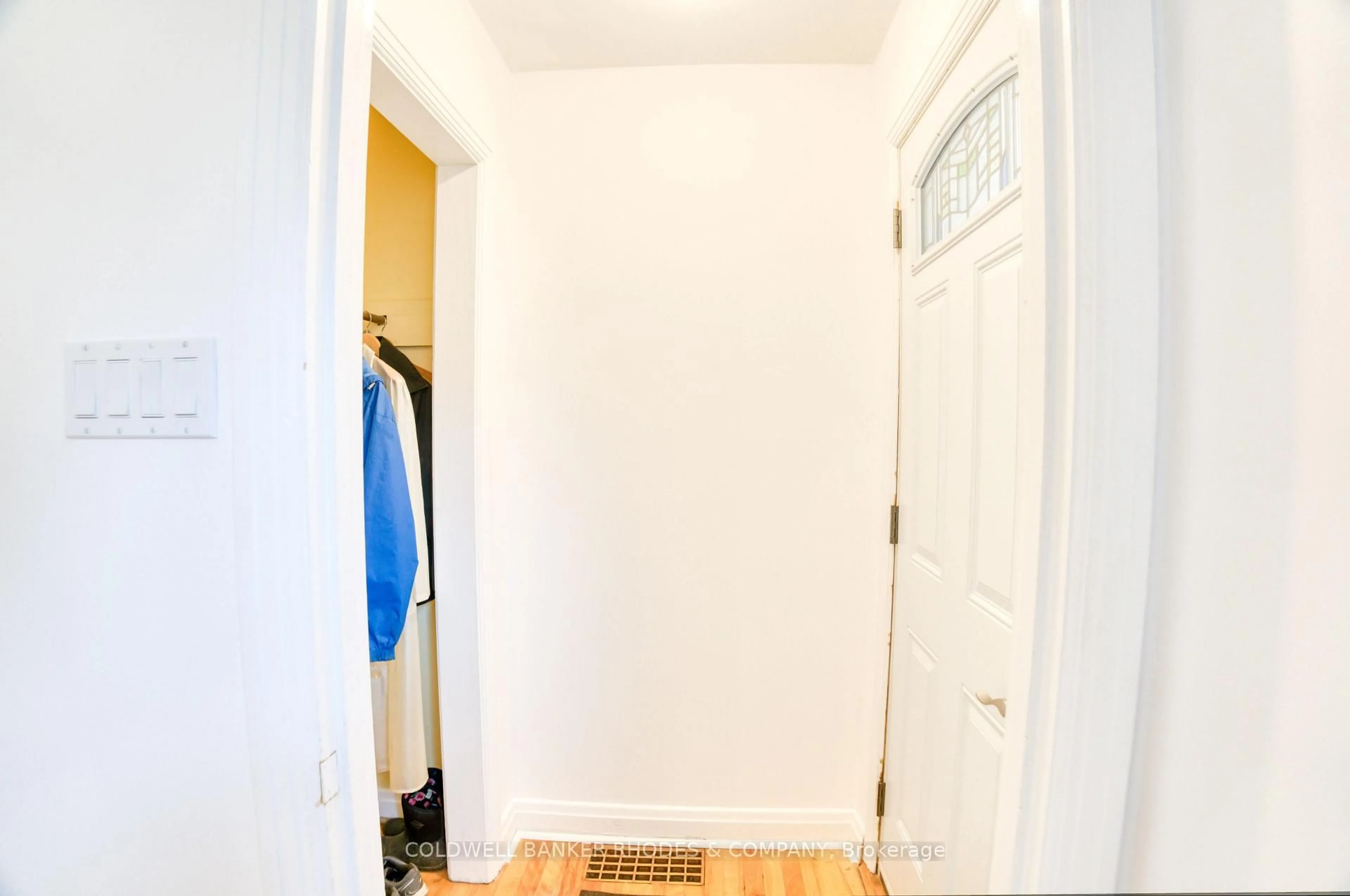 Indoor entryway for 20 Bedford Cres, Ottawa Ontario K1K 0E4