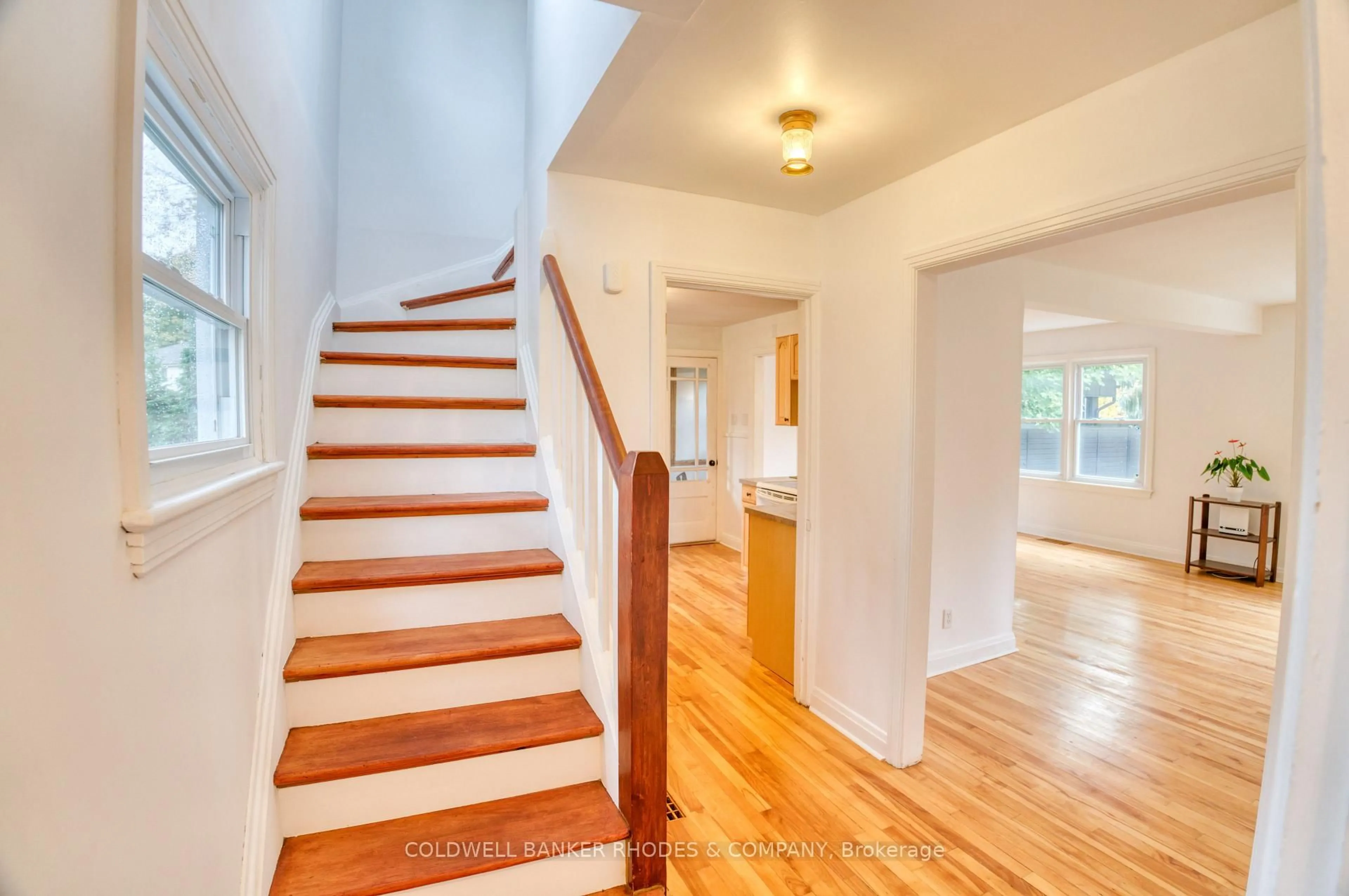 Unknown for 20 Bedford Cres, Ottawa Ontario K1K 0E4
