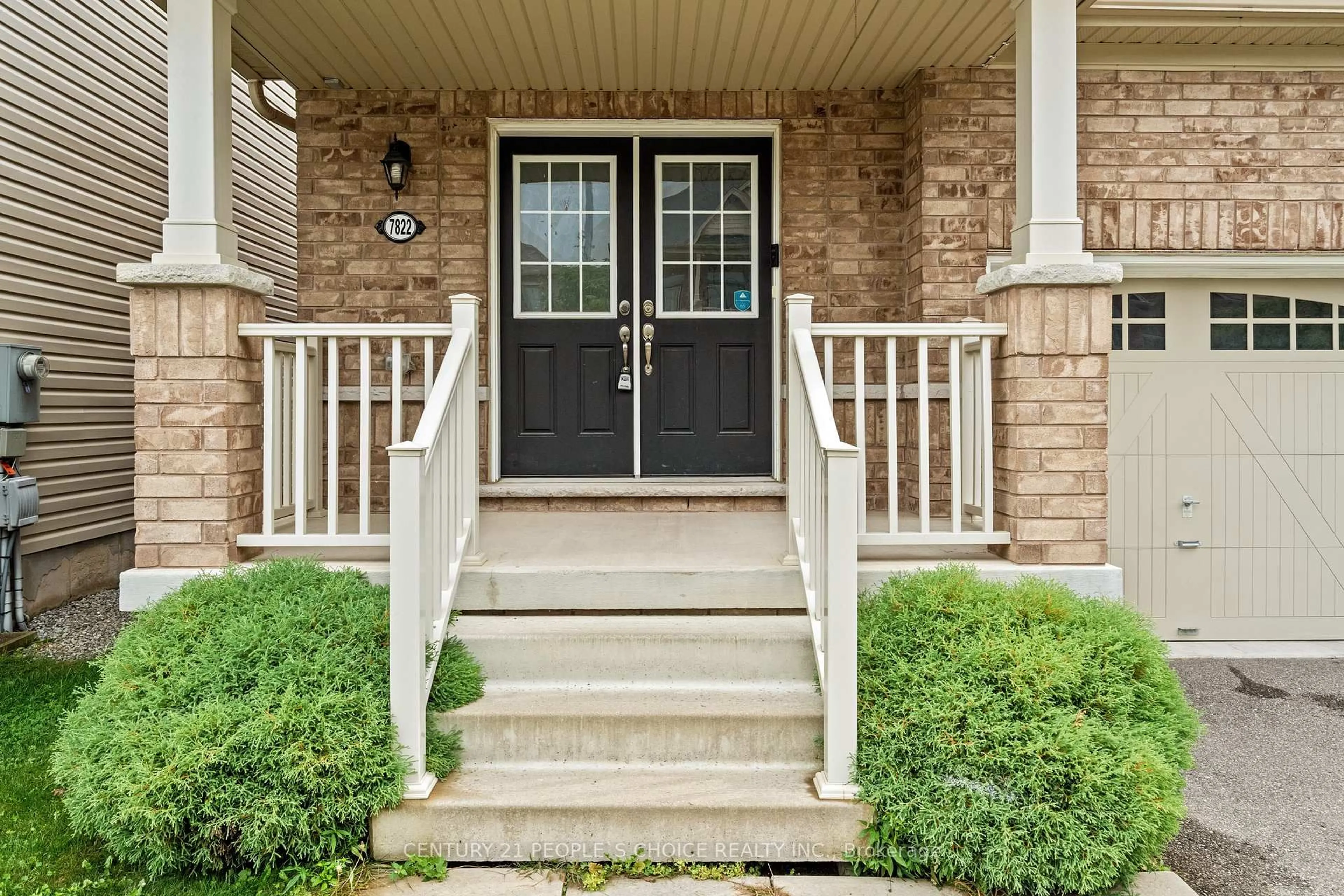 Indoor entryway for 7822 Juneberry Dr, Niagara Falls Ontario L2H 0N1