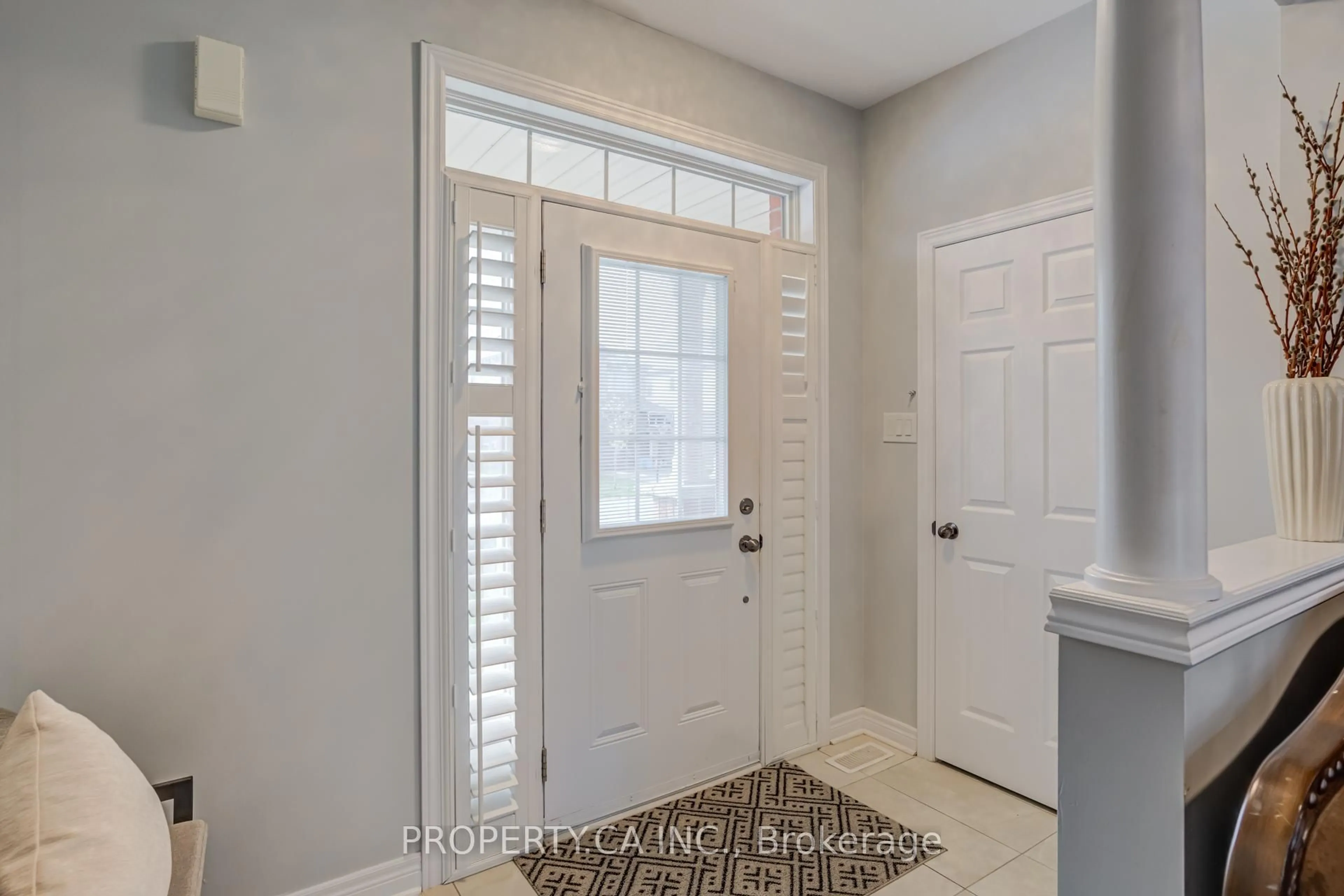 Indoor entryway for 7577 Marpin Crt, Niagara Falls Ontario L2H 0P3