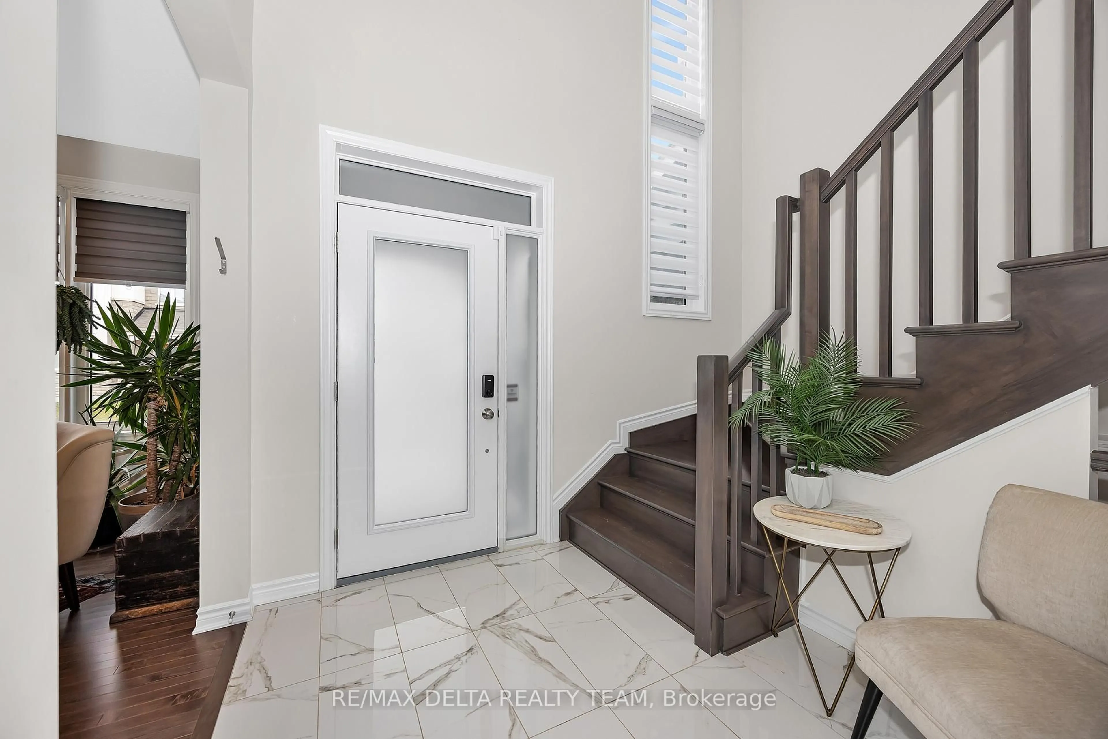Indoor entryway for 748 Vennecy Terr, Ottawa Ontario K1W 1H2
