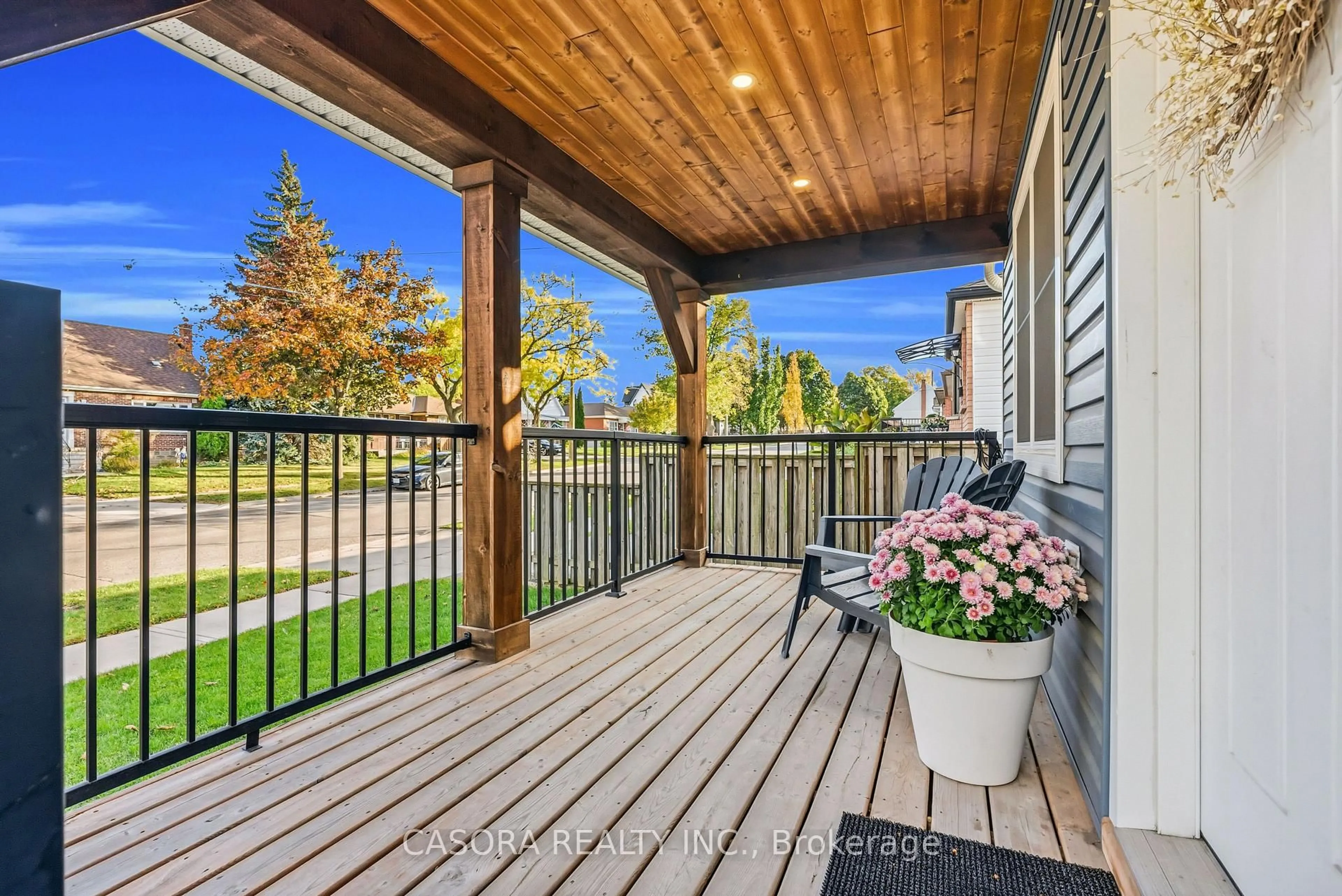 Patio, street for 324 East 43rd St, Hamilton Ontario L8T 3C7