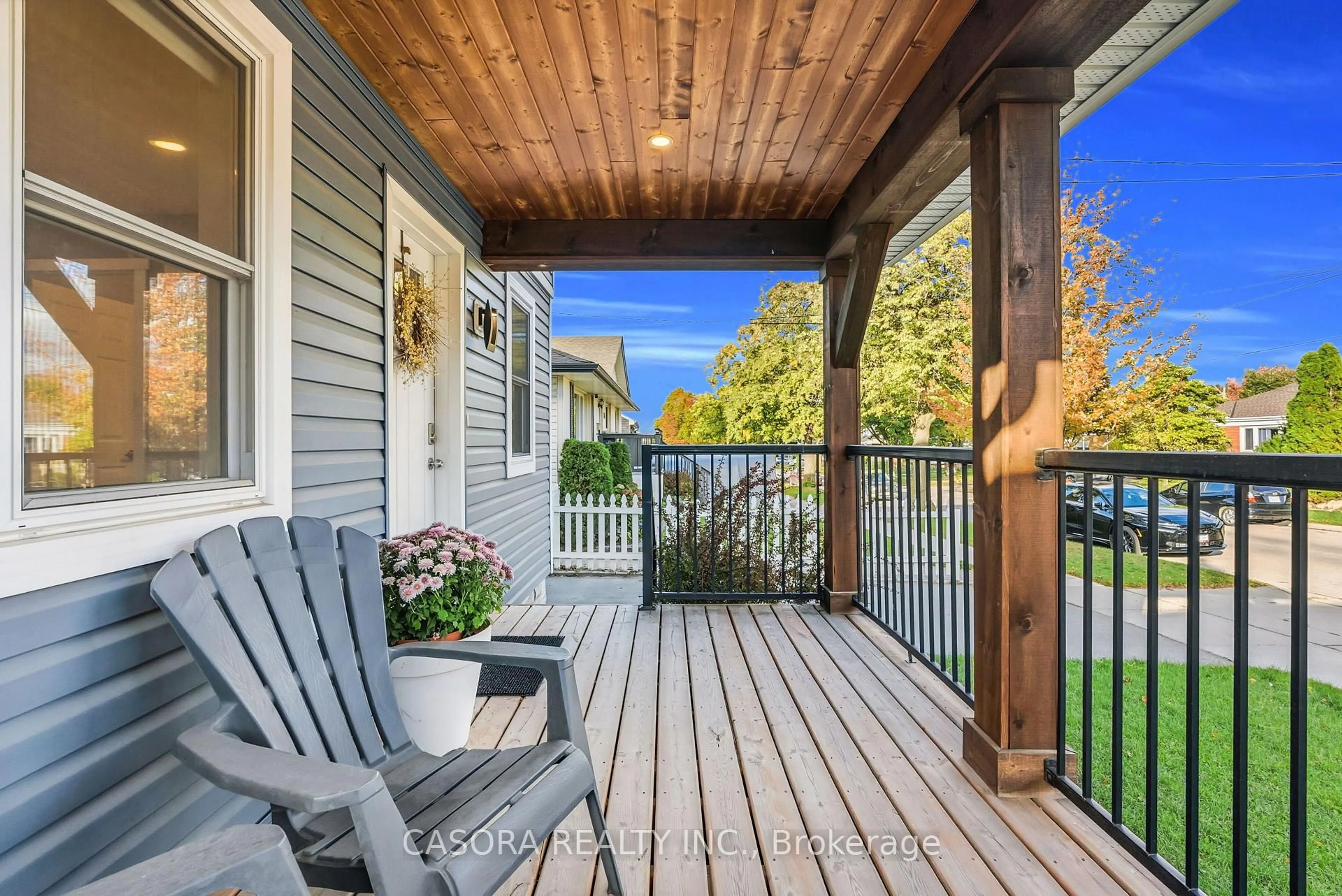 Patio, street for 324 East 43rd St, Hamilton Ontario L8T 3C7