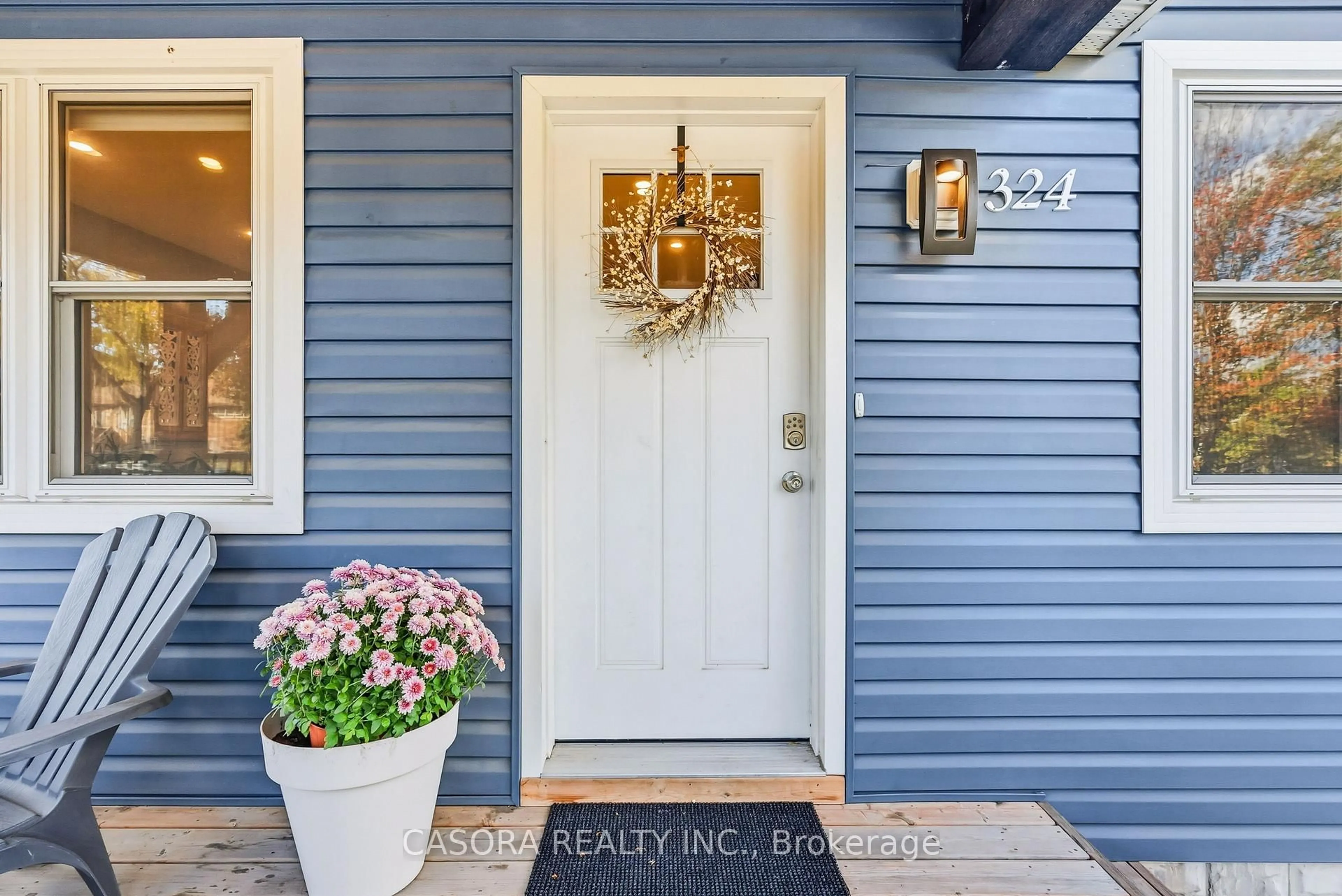 Indoor entryway for 324 East 43rd St, Hamilton Ontario L8T 3C7