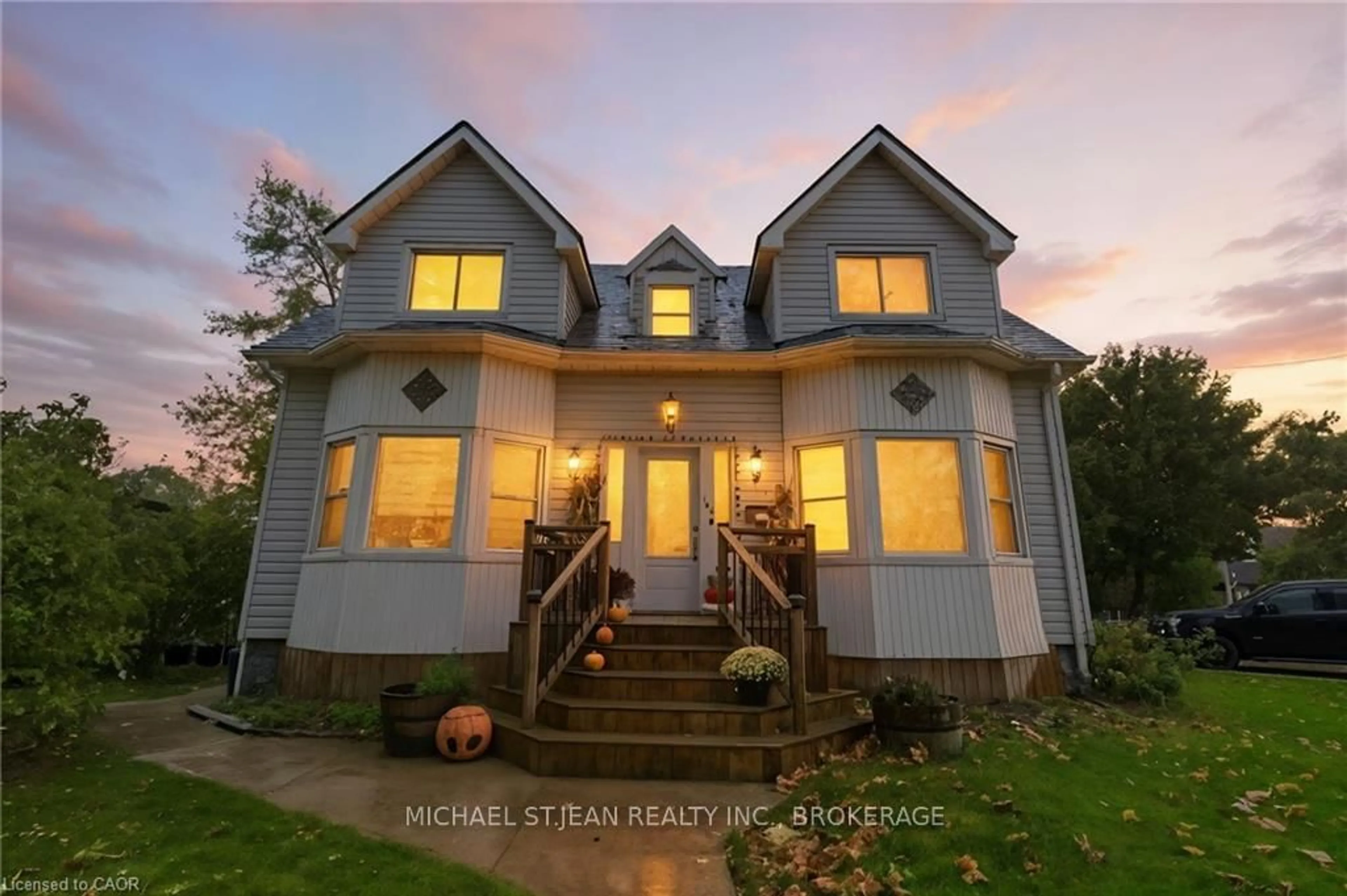 Home with vinyl exterior material, street for 162 Saint George St, Welland Ontario L3C 5P1